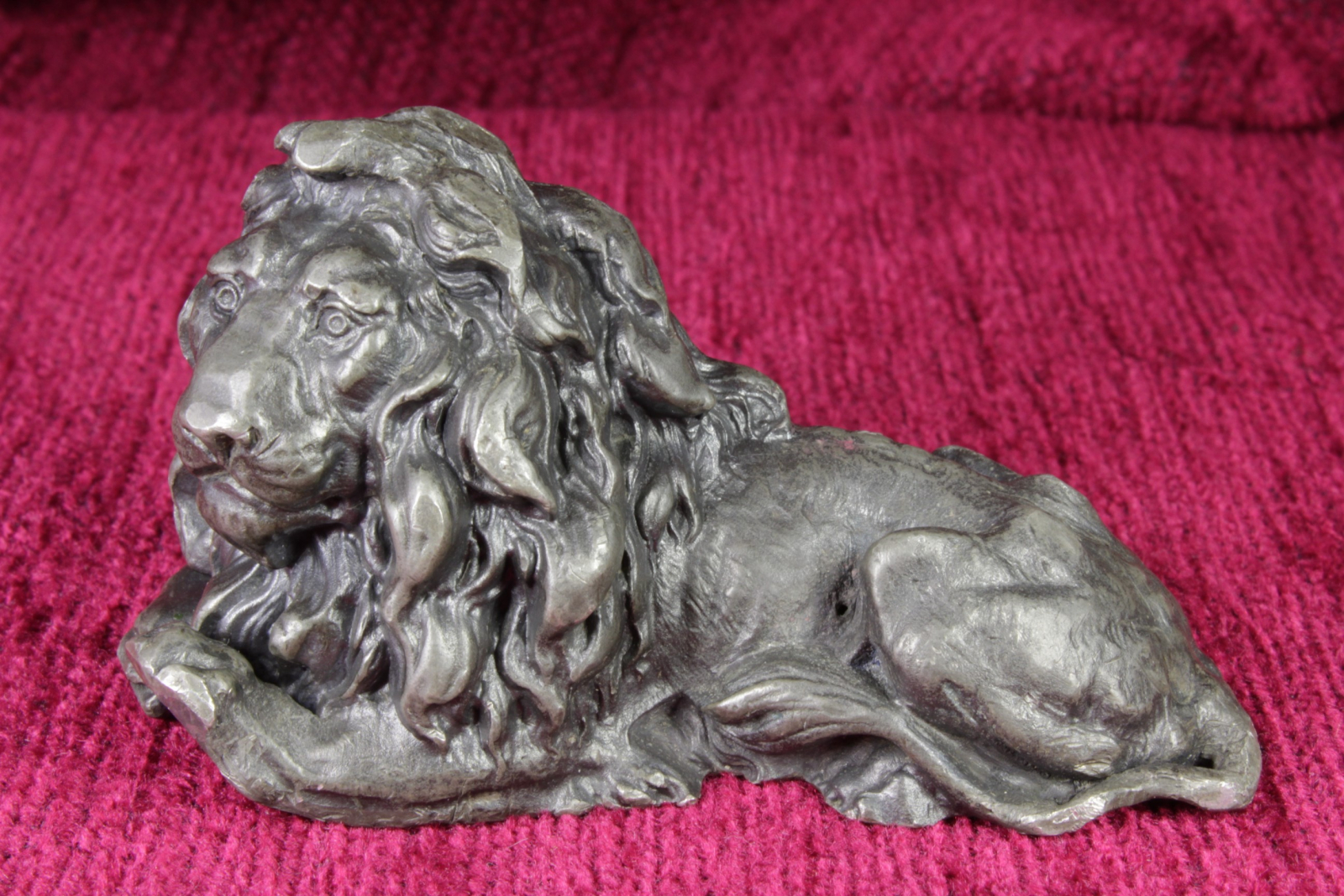 Antiques of lying lion sculpture