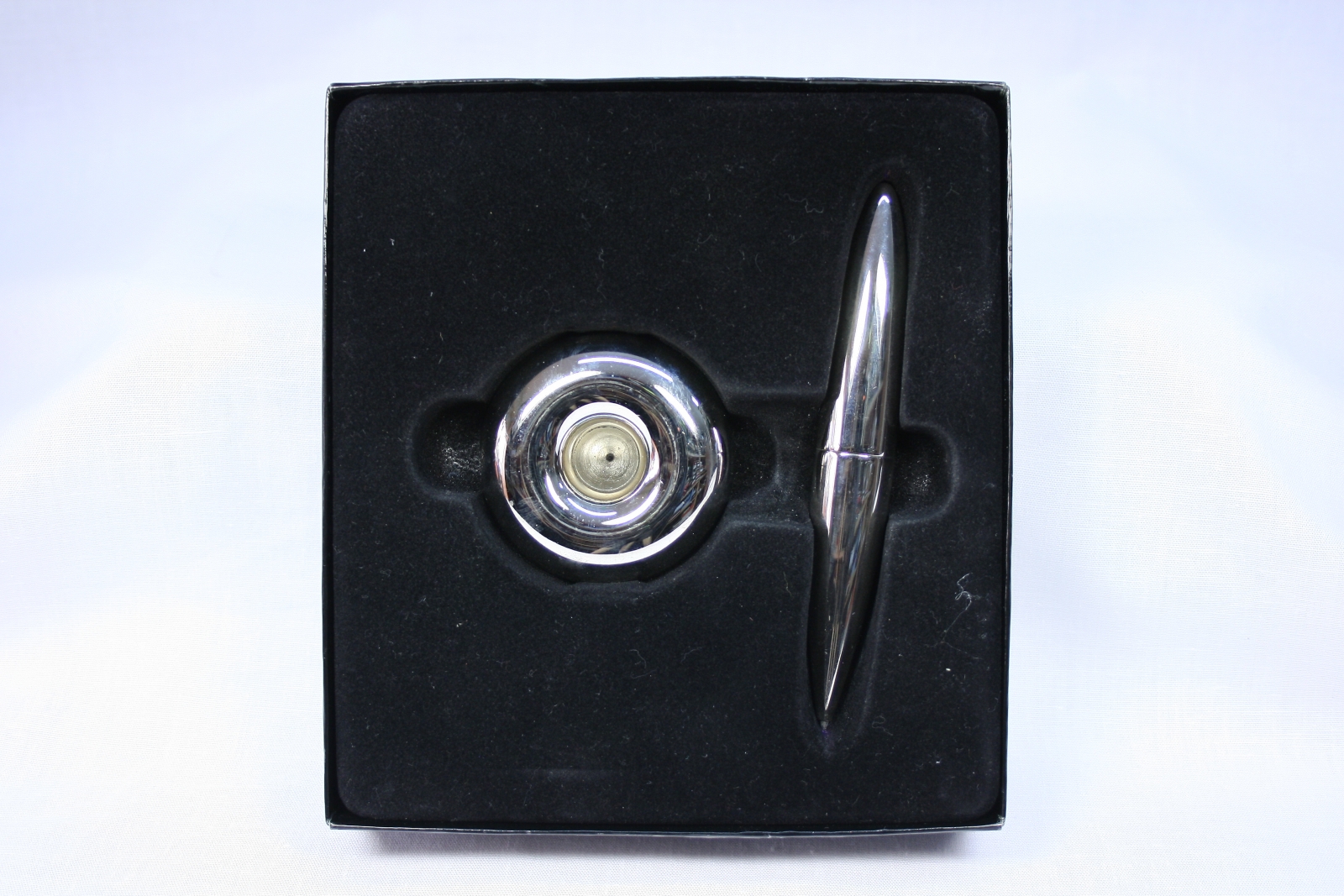 Antiques of pen with round base