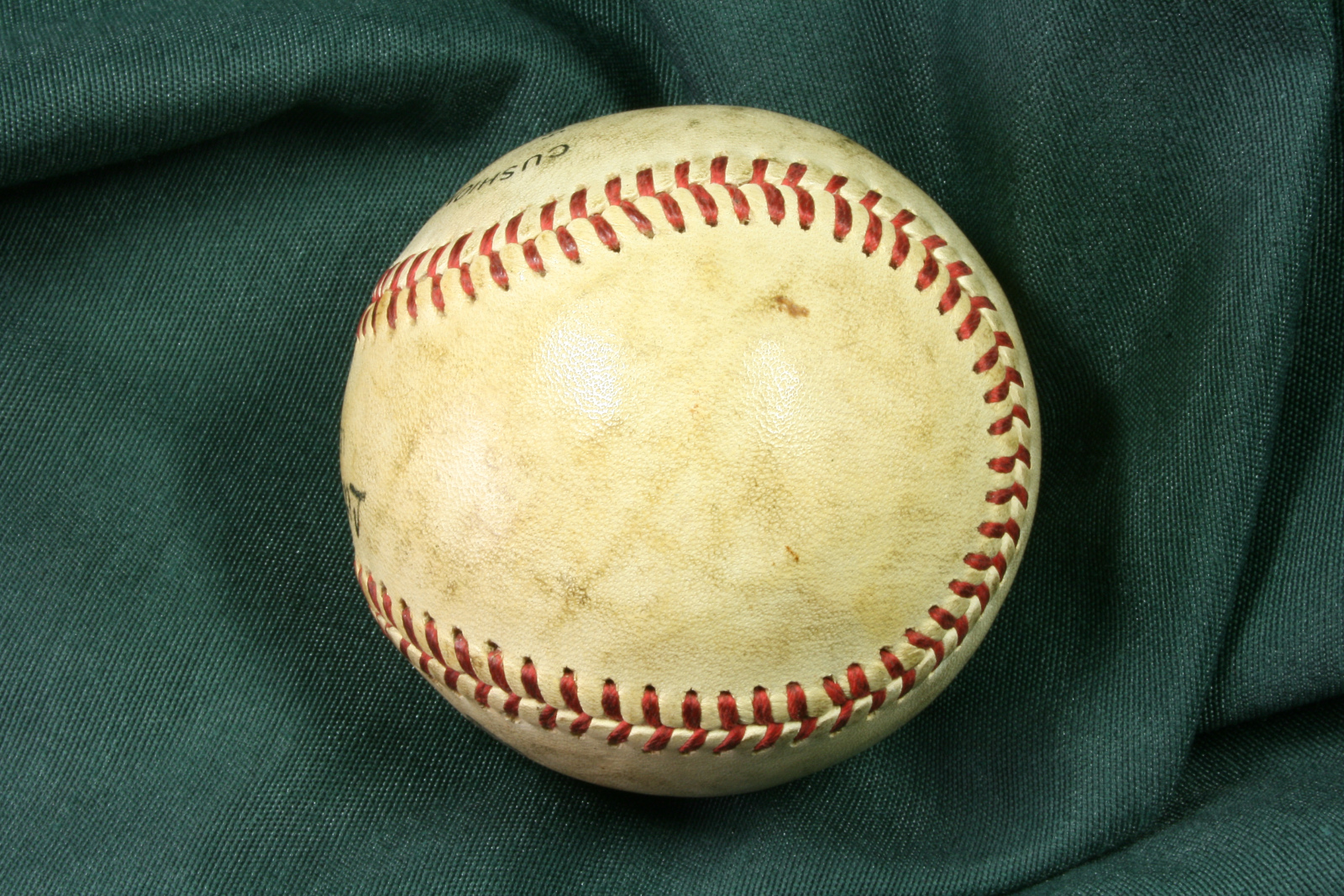 Bola de Béisbol blanca antigua. (t)