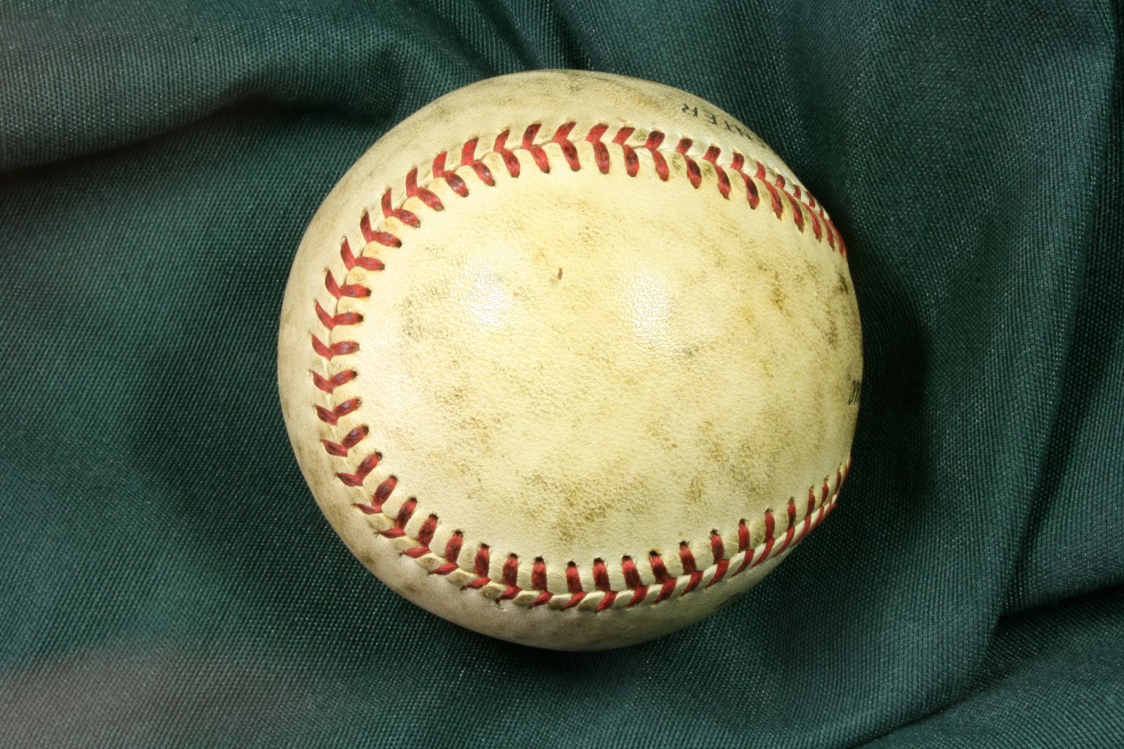 Bola de Béisbol blanca antigua. (t)