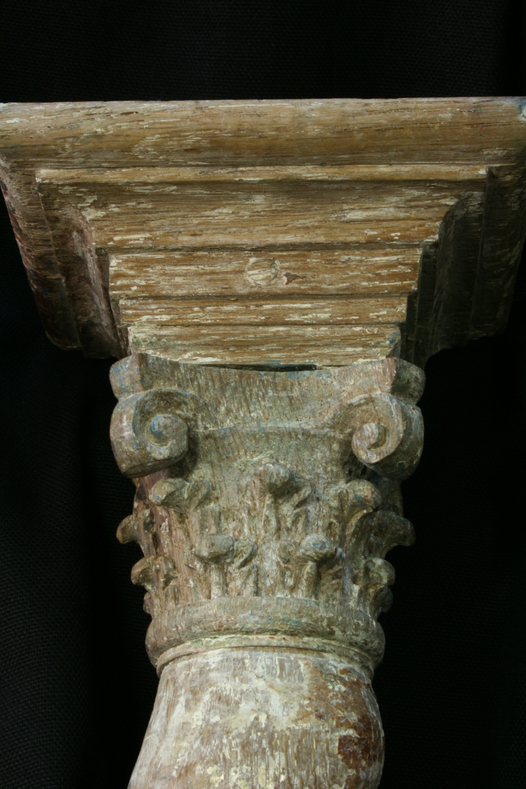 Columna salomónica de madera. Capitel corintio. S.XVIII.