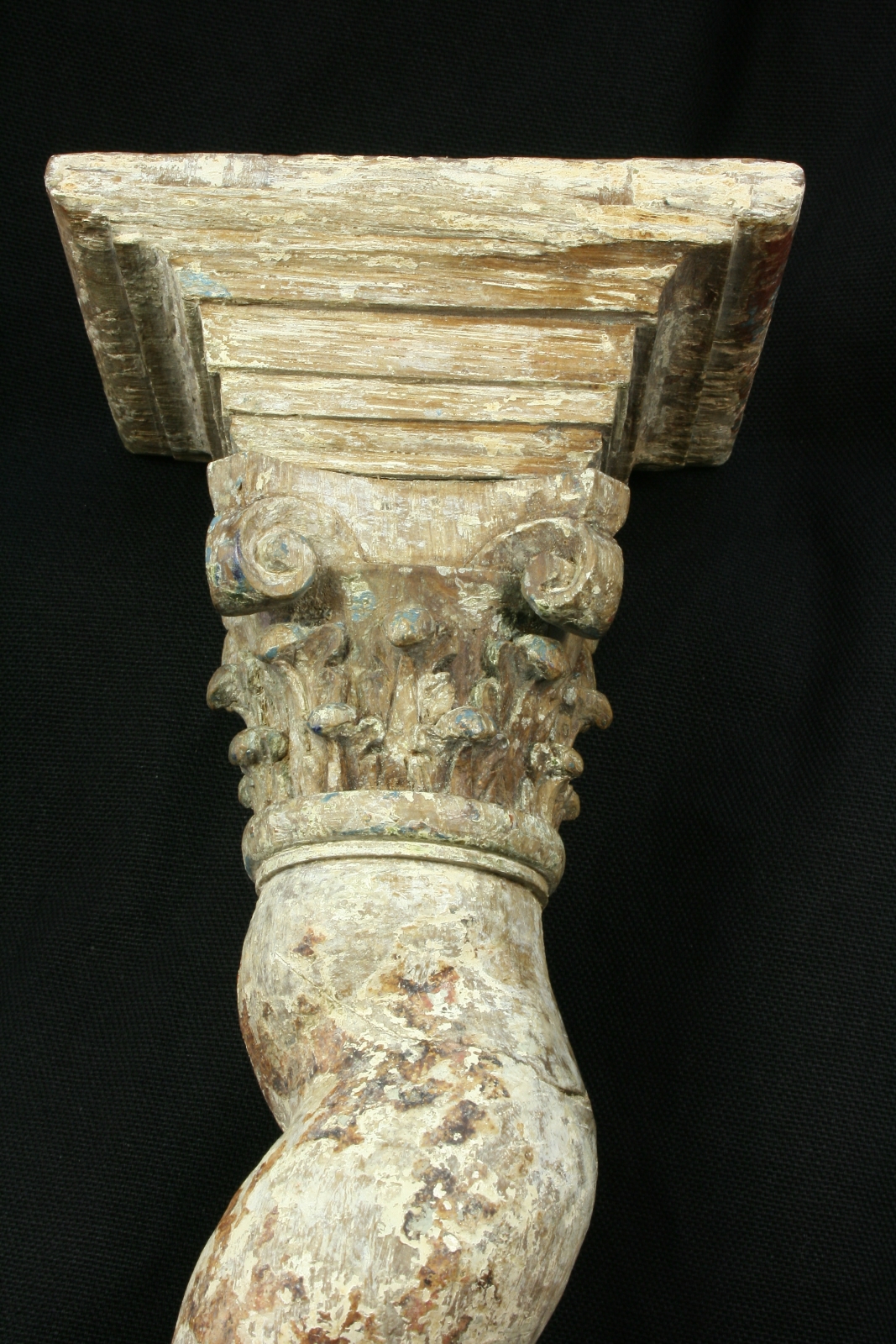 Columna salomónica de madera. Capitel corintio. S.XVIII.