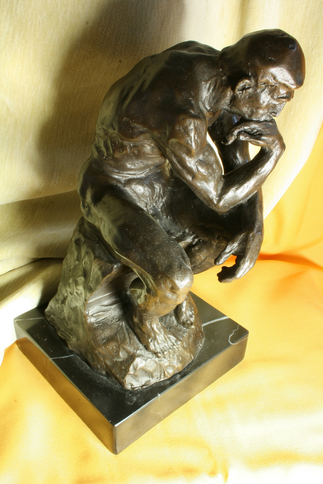 El Pensador de Rodin. Wirtus. Reproducción. 