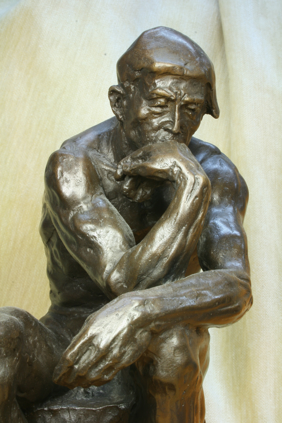 El Pensador de Rodin. Wirtus. Reproducción. 