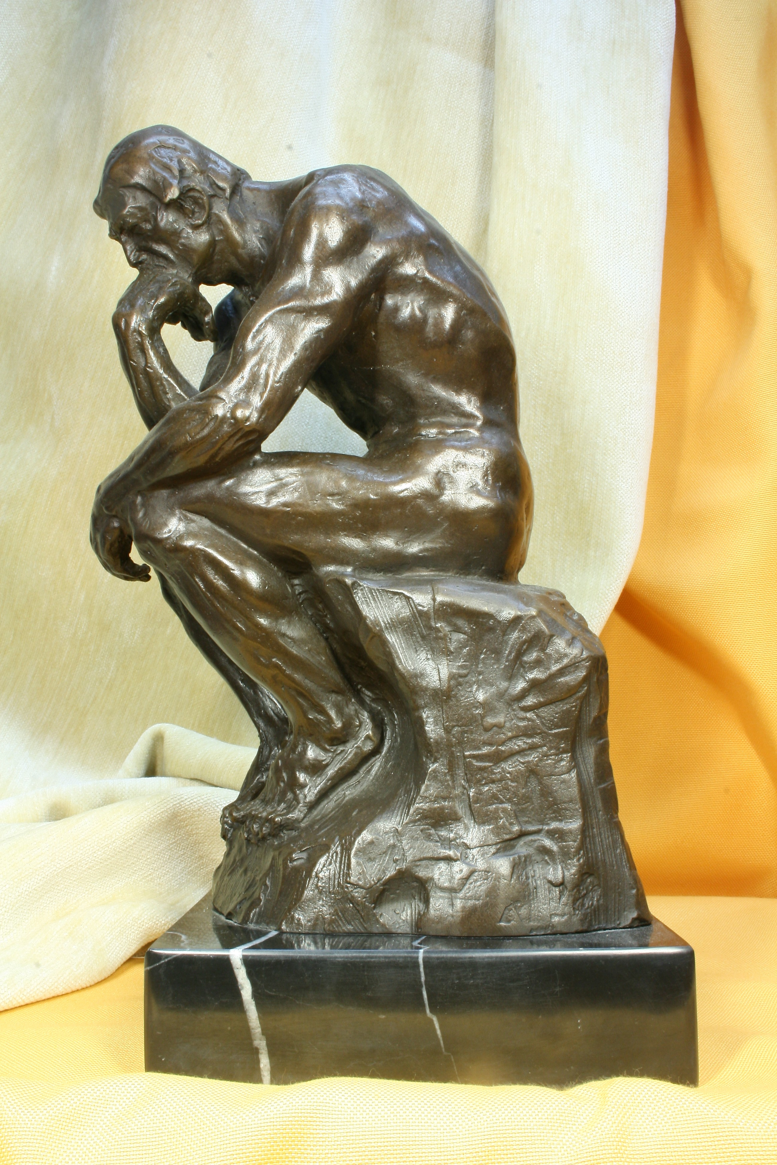 El Pensador de Rodin. Wirtus. Reproducción. 