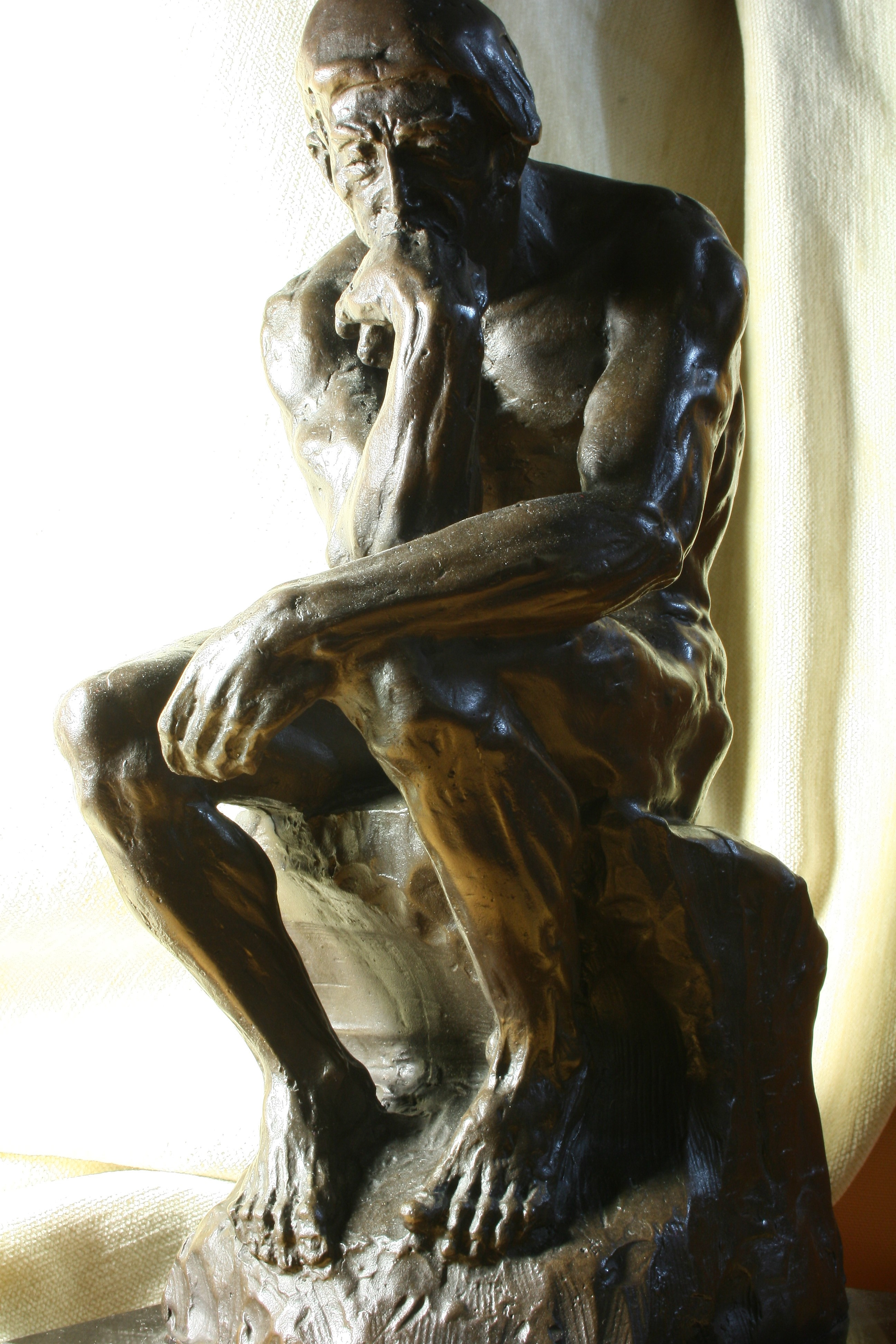 El Pensador de Rodin. Wirtus. Reproducción. 