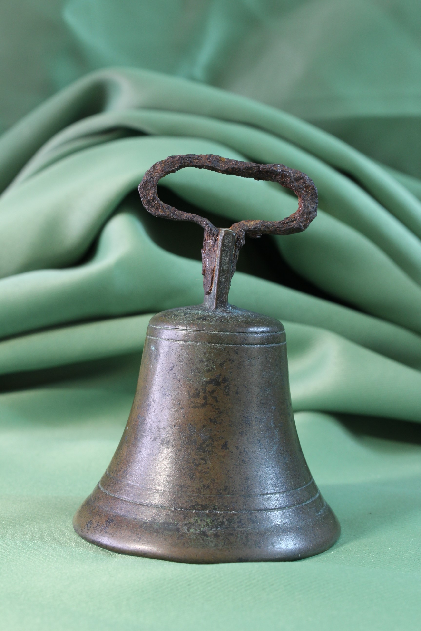 Campana doméstica. Bronce y hierro. S.XIX