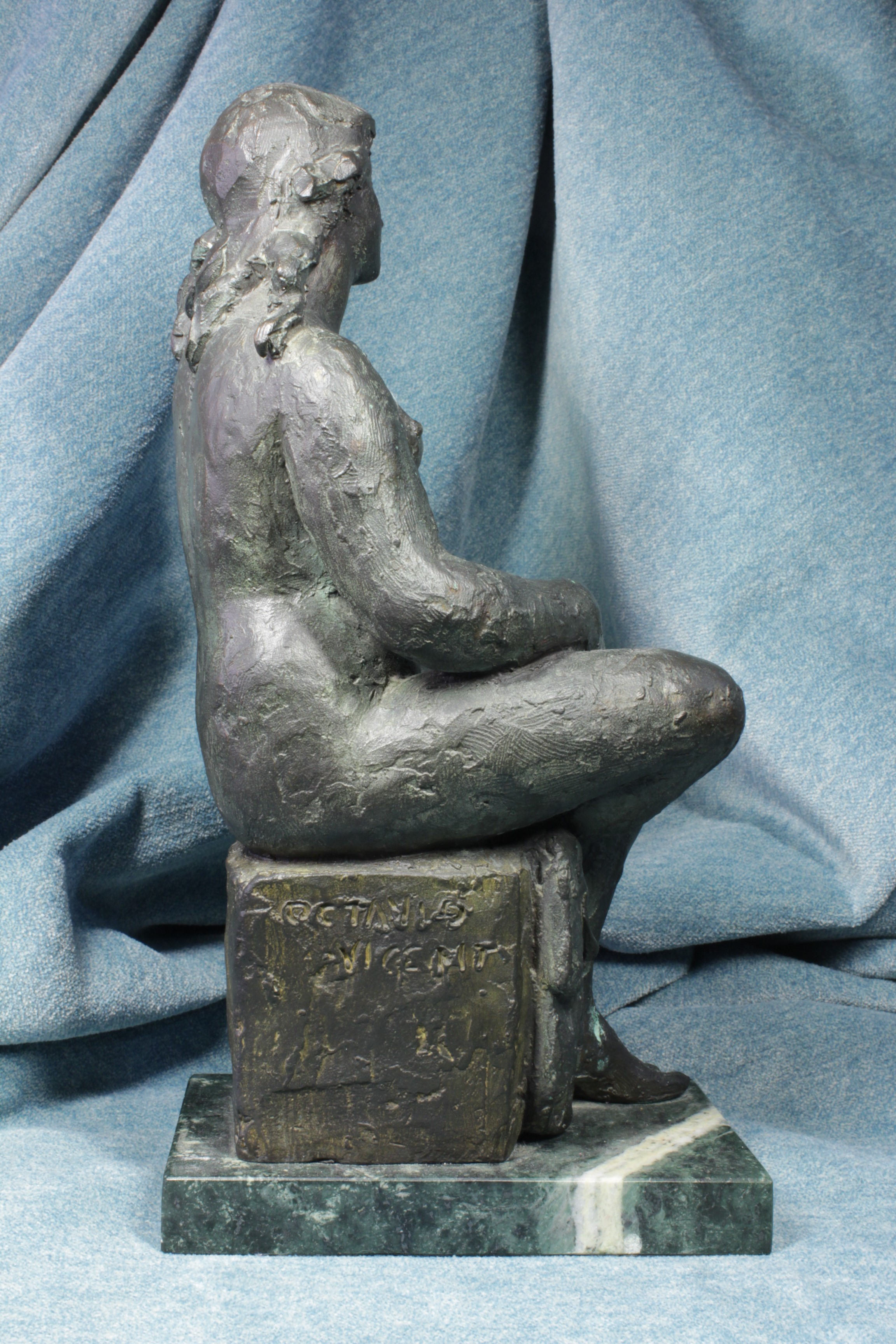 Bronce. Mujer saliendo del baño. Octavio Vicent. Firmado.