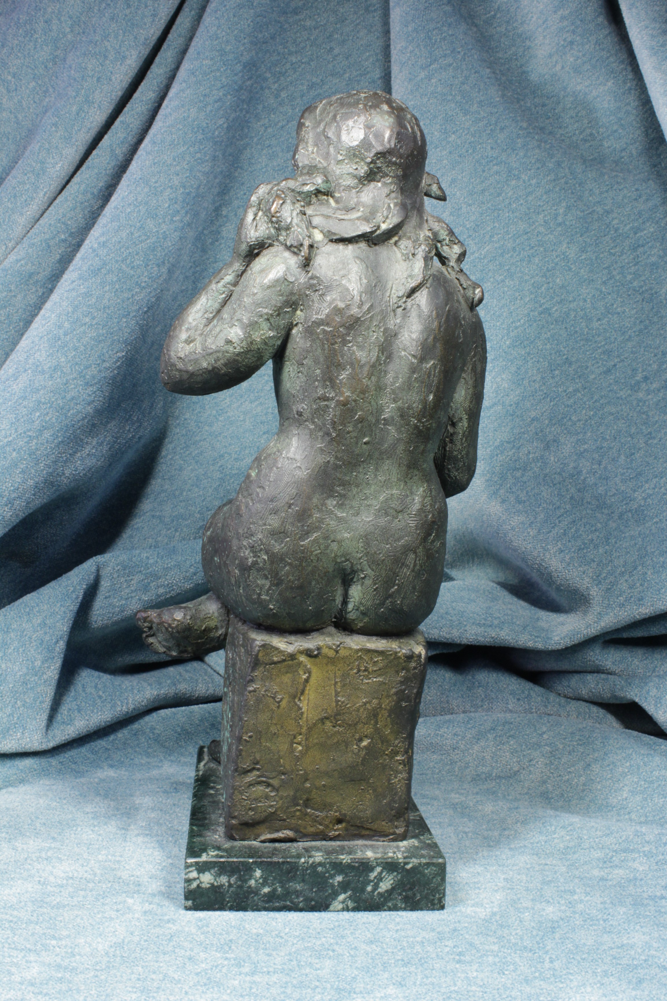 Bronce. Mujer saliendo del baño. Octavio Vicent. Firmado.