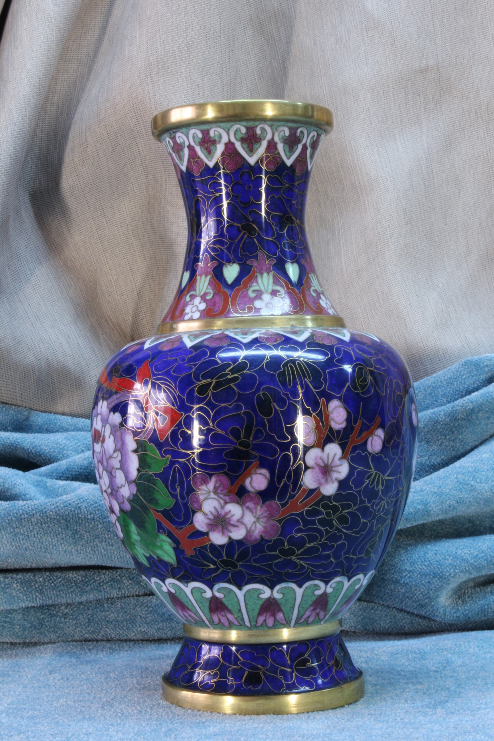 Jarrón chino esmalte cloisonné flores. Azul. Contemporáneo. 