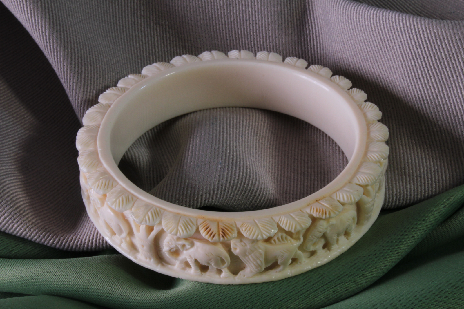 Antiques of carved bone bracelet elephants bracelet