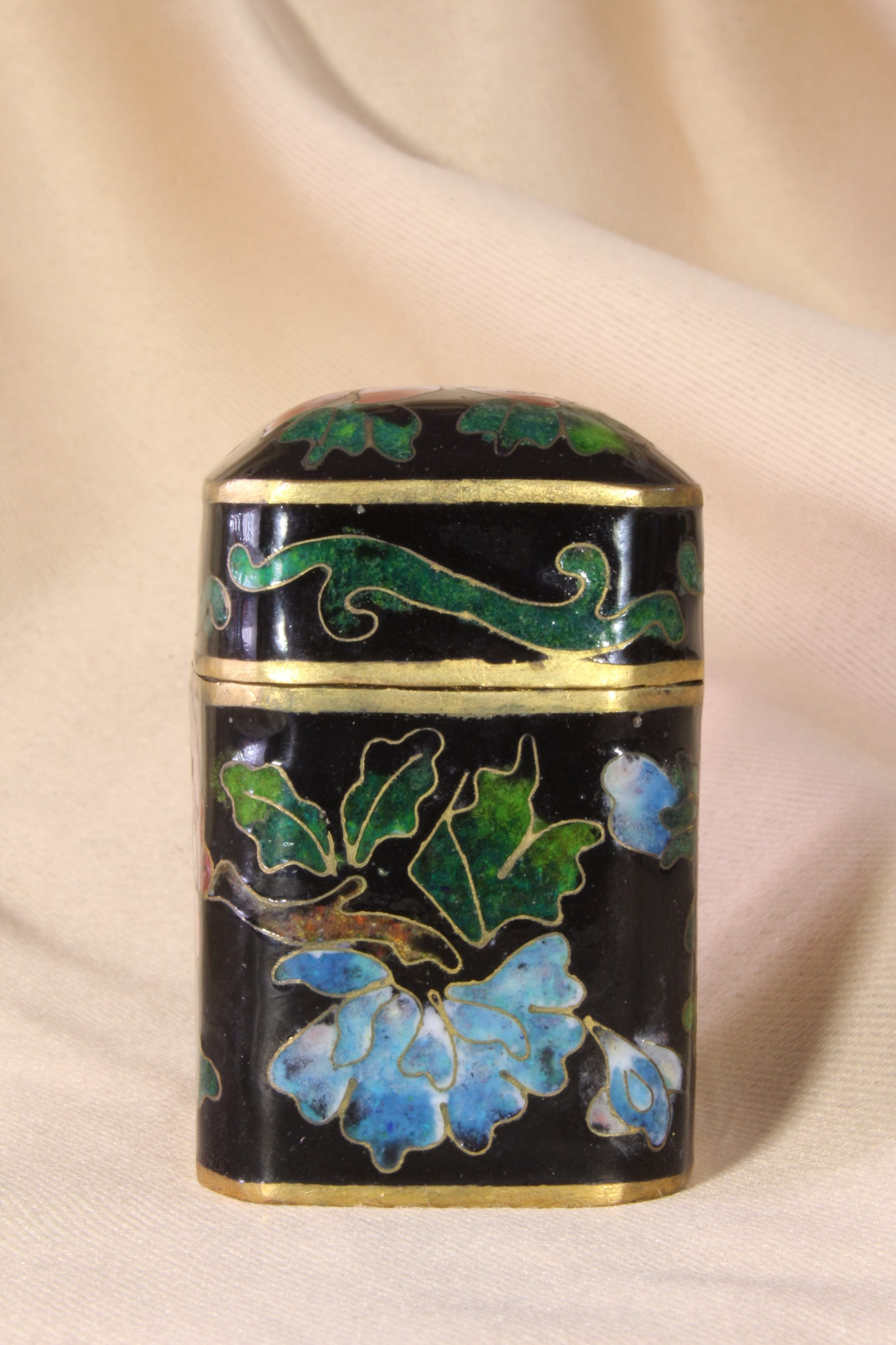 Caja china esmalte cloisonné. Paralelepípedo. S.XX