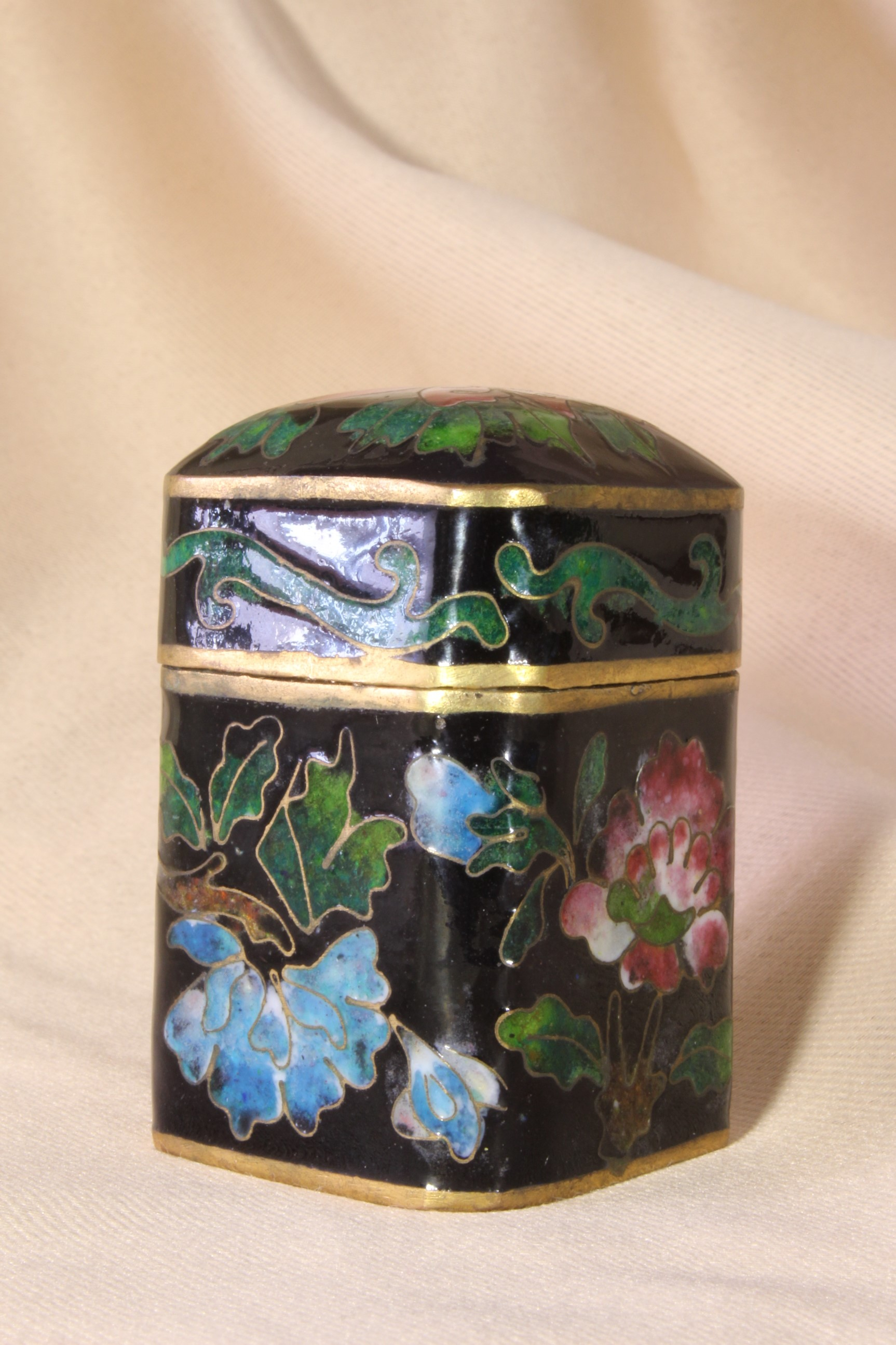 Caja china esmalte cloisonné. Paralelepípedo. S.XX