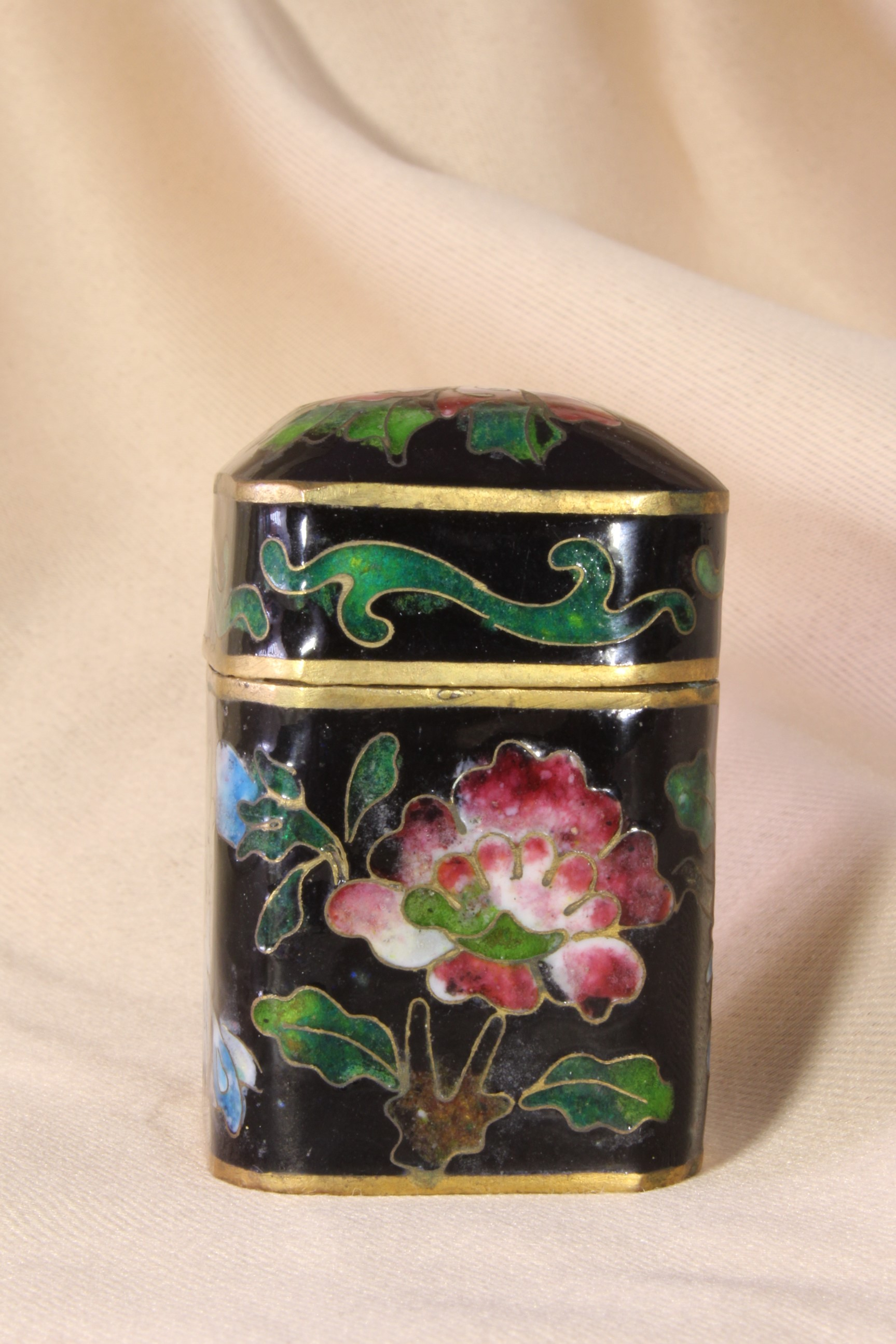 Caja china esmalte cloisonné. Paralelepípedo. S.XX