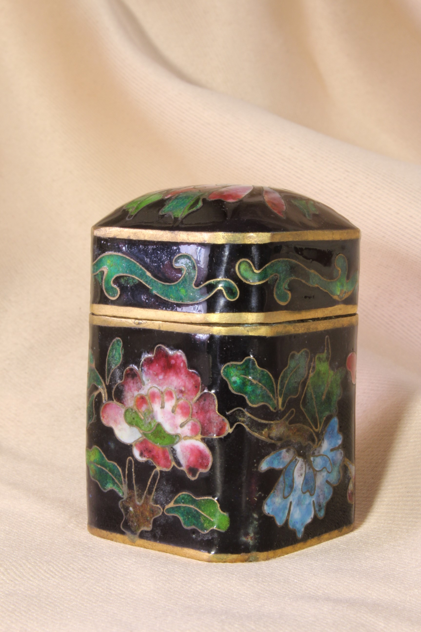 Caja china esmalte cloisonné. Paralelepípedo. S.XX