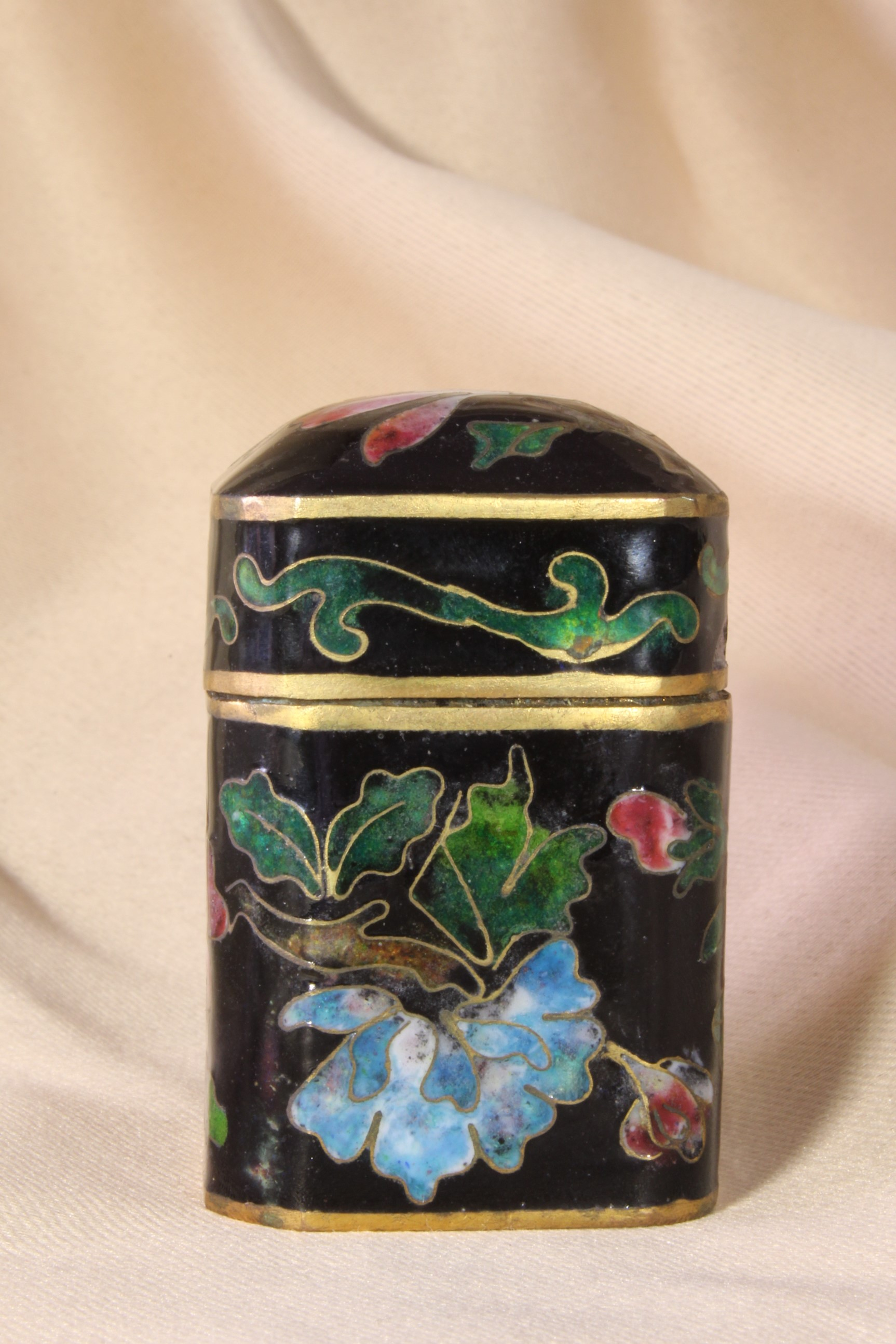 Caja china esmalte cloisonné. Paralelepípedo. S.XX