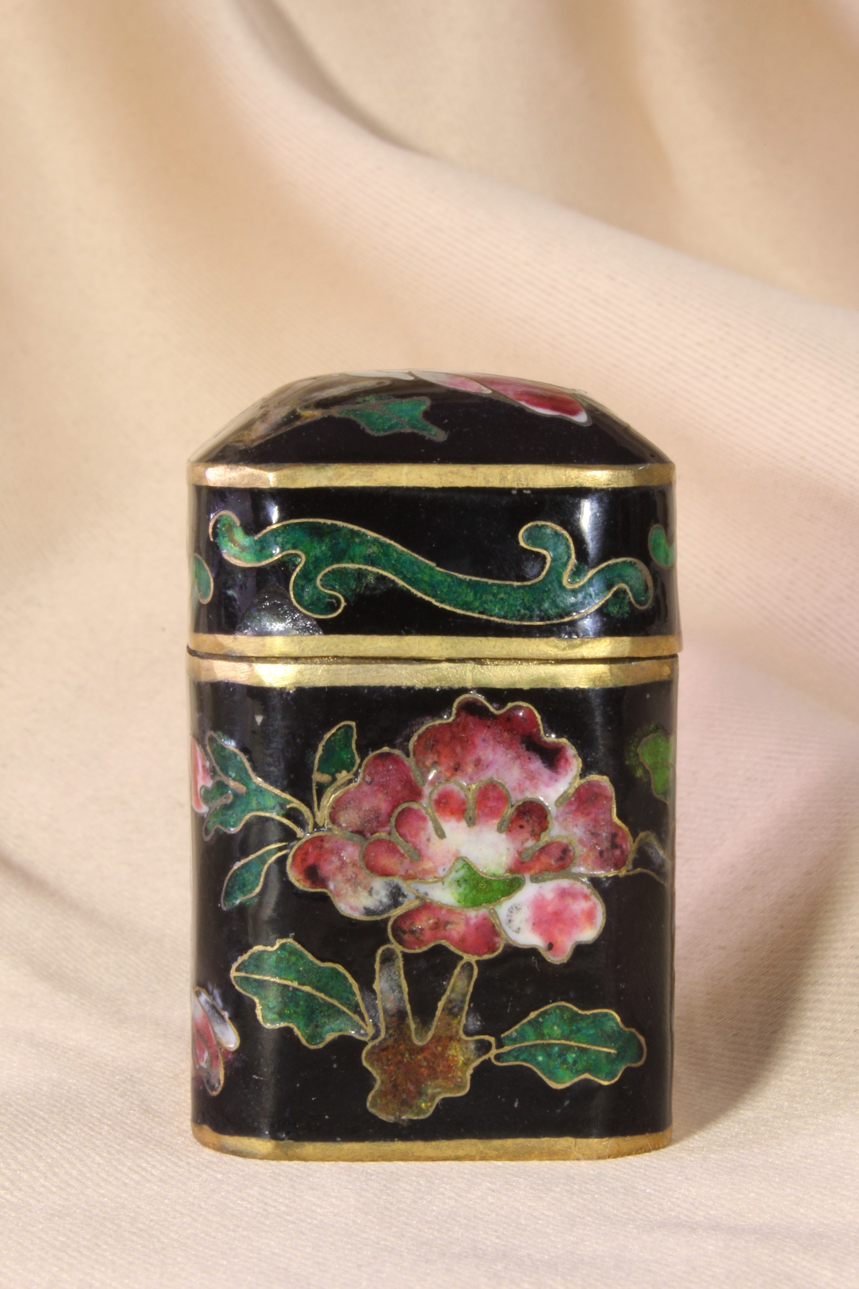 Caja china esmalte cloisonné. Paralelepípedo. S.XX