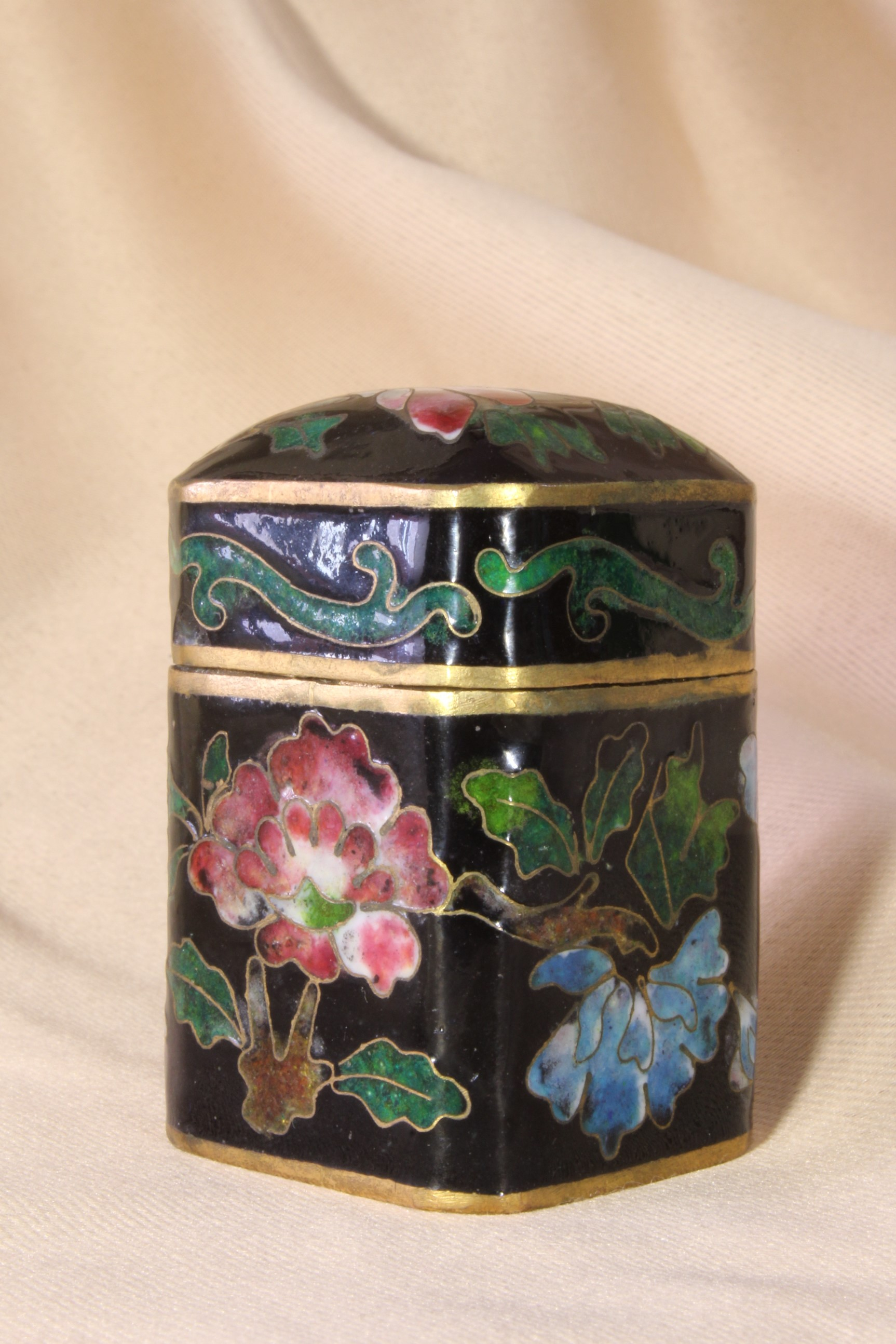 Caja china esmalte cloisonné. Paralelepípedo. S.XX