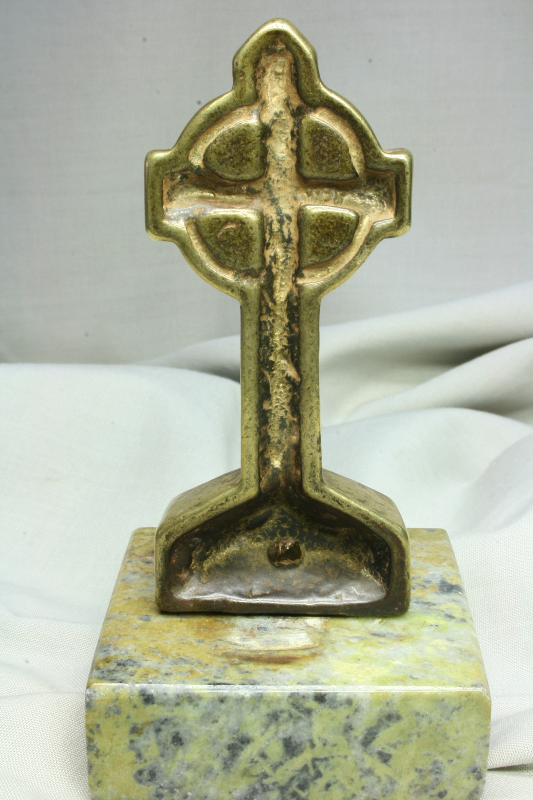 Cruz celta. Cruz de bronce y base de mï¿½rmol.