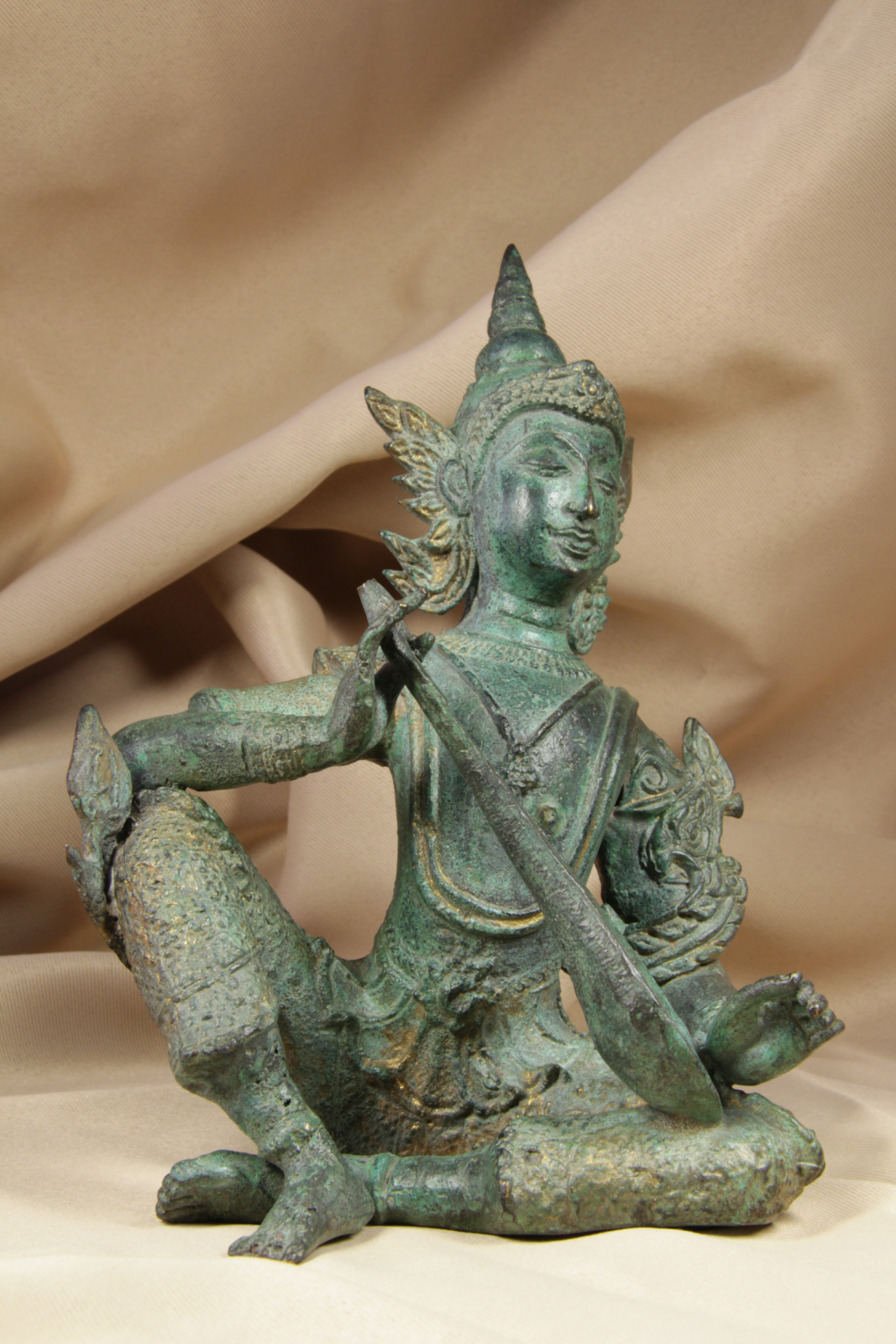 Sarasvati. Diosa de la sabiduría tocando tanpura. Bronce. S.XX