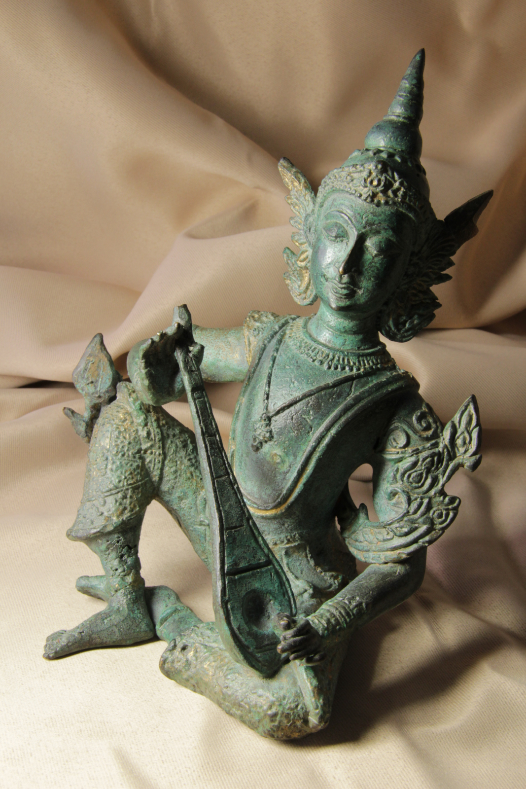 Sarasvati. Diosa de la sabiduría tocando tanpura. Bronce. S.XX