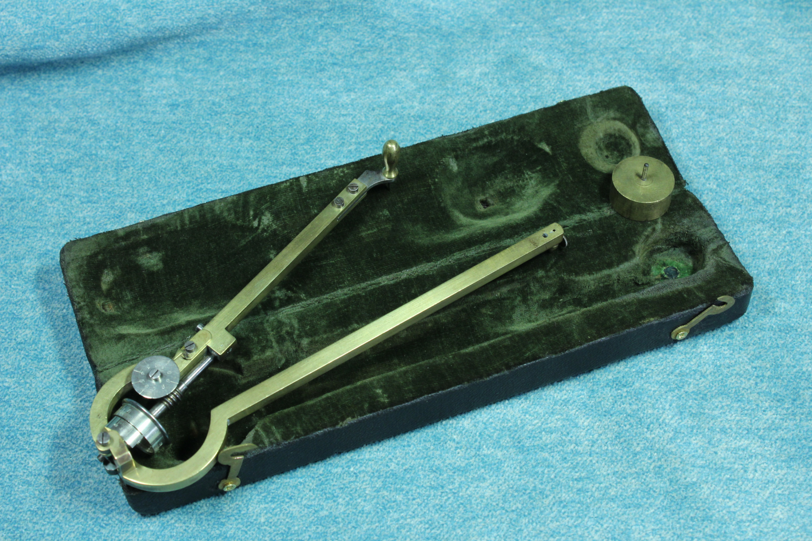 Antiques of polar planimeter of fixed scale amsler