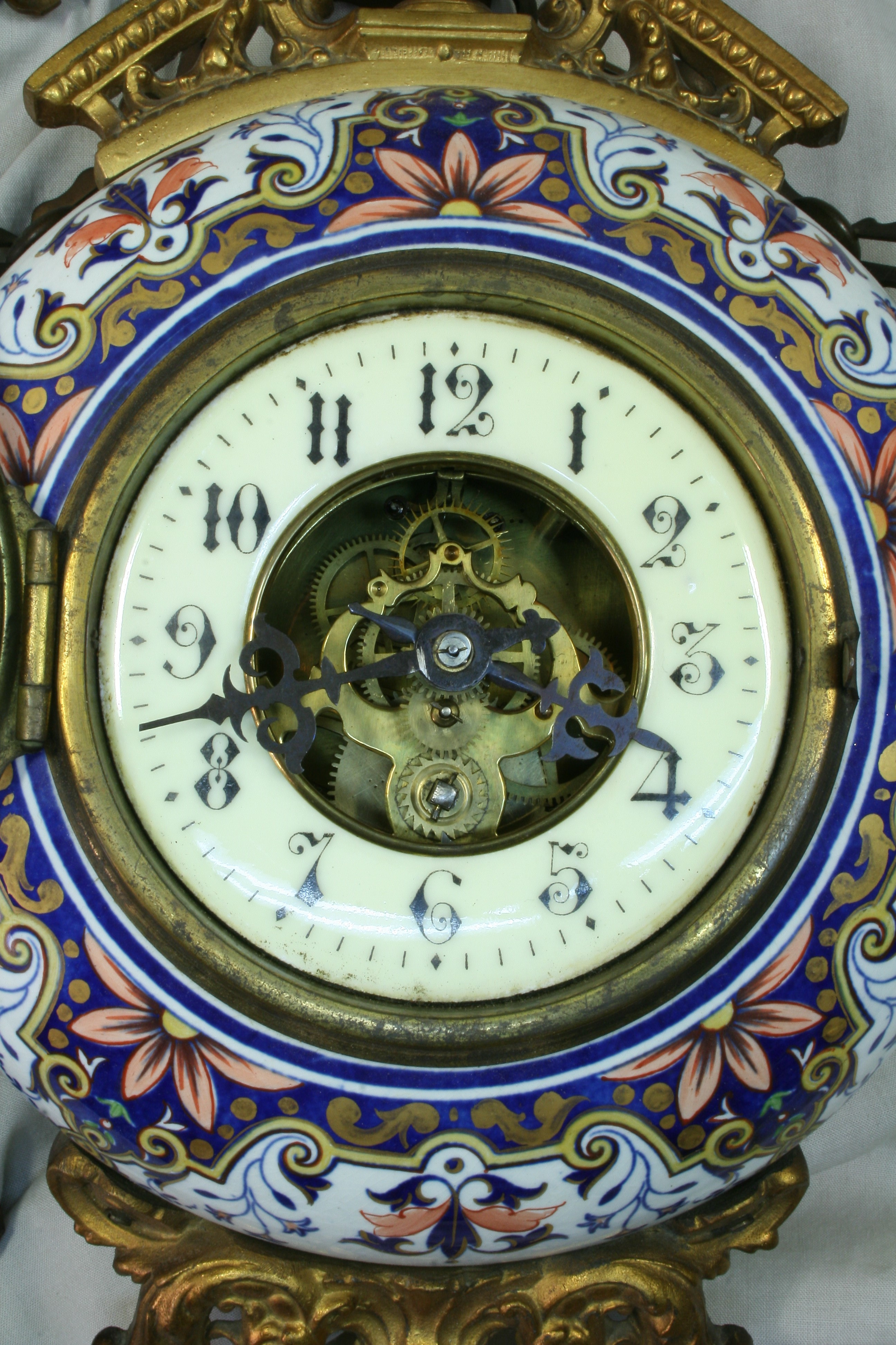 Reloj de Pared de porcelana. Bleu du Roi.