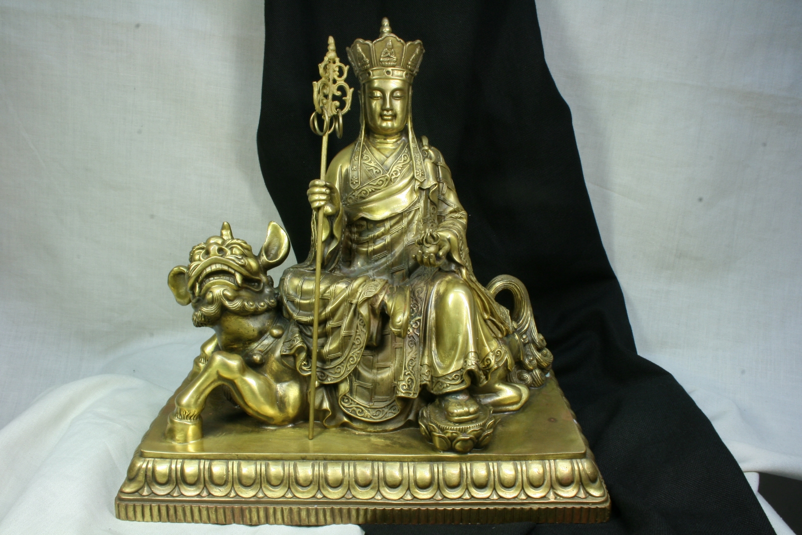 Antiques of chinese buddha on leon lotus flower