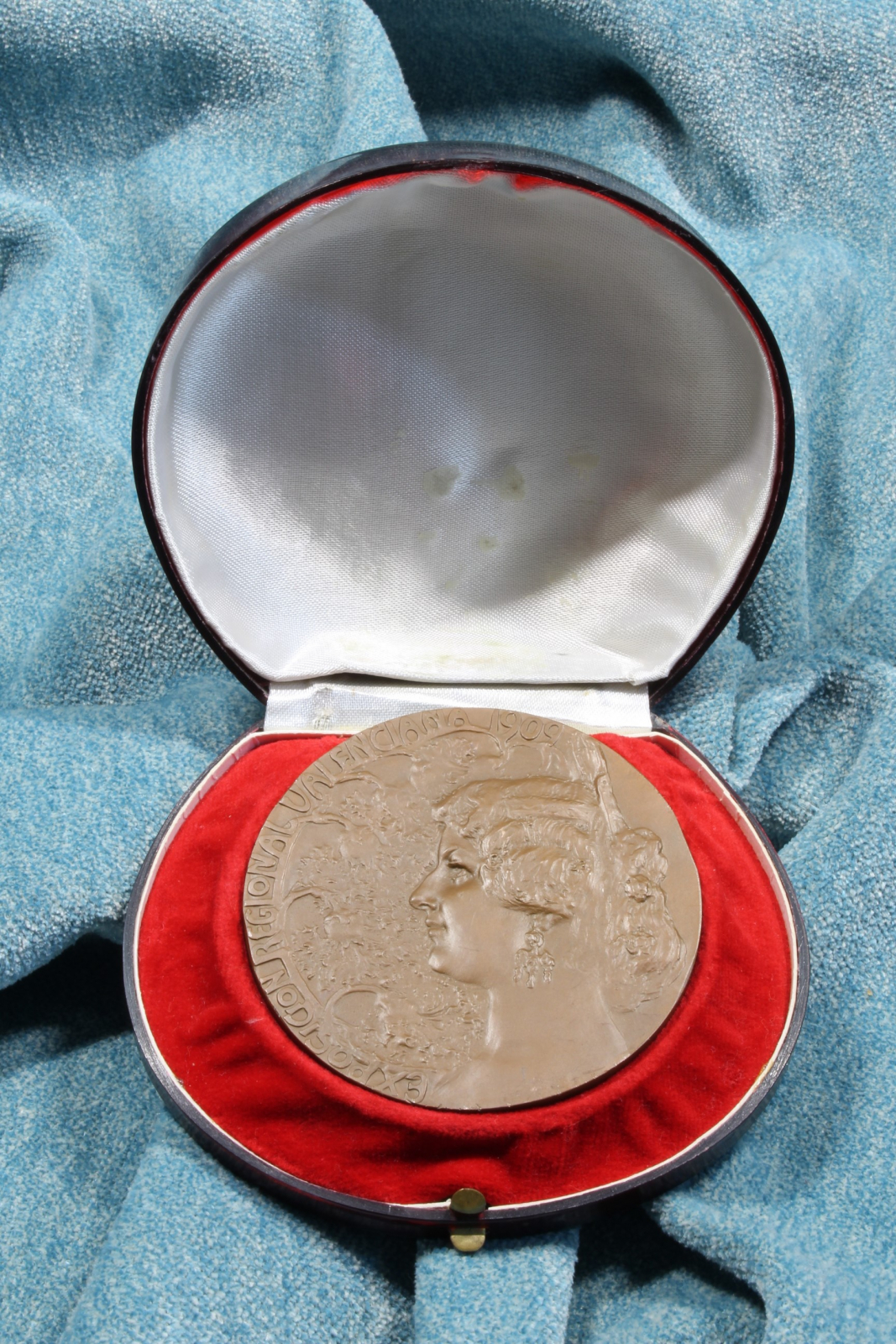 Antiques of valencian exhibition medal benlliure