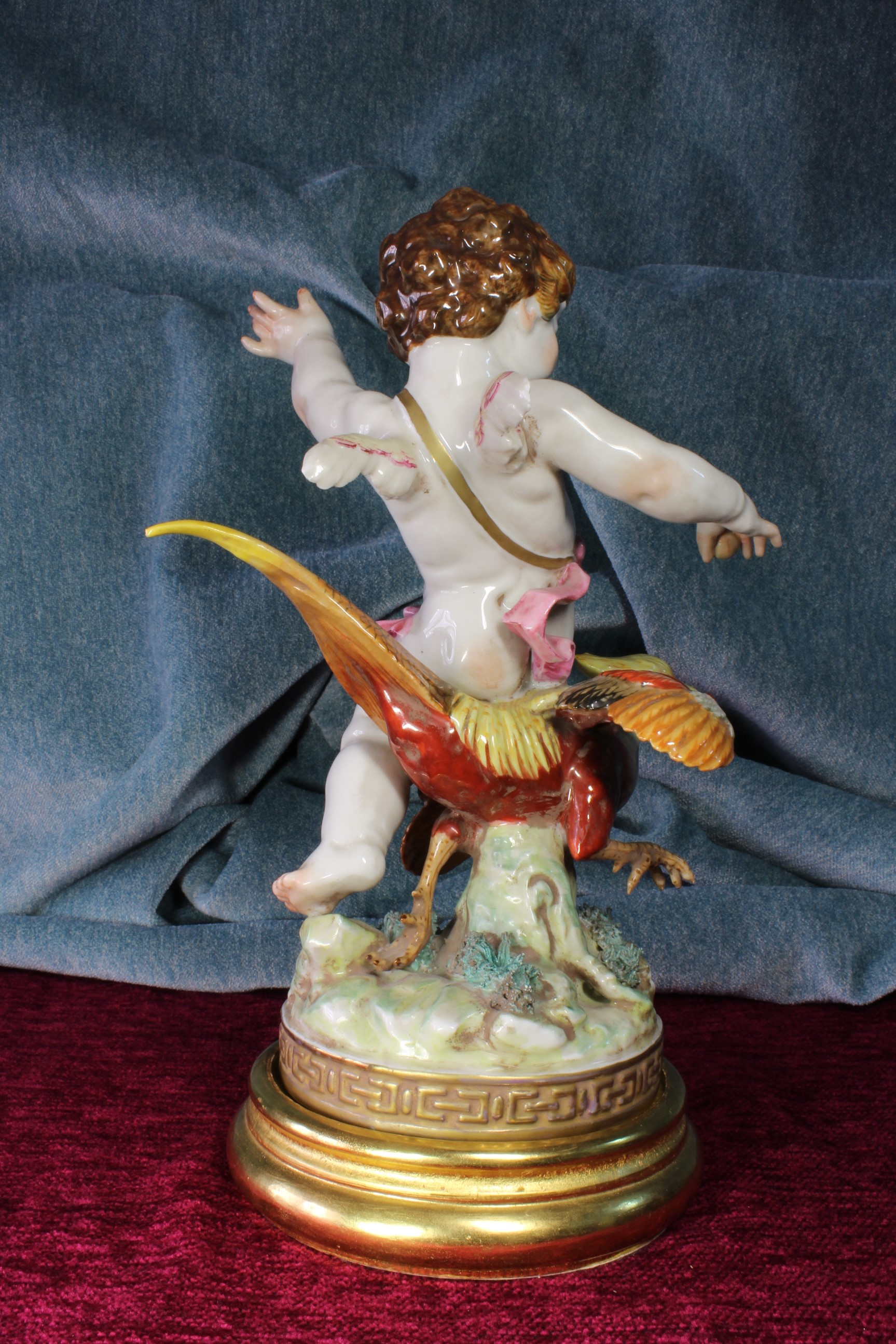 Escultura de porcelana policromada. Ángel con faisán. Algora.