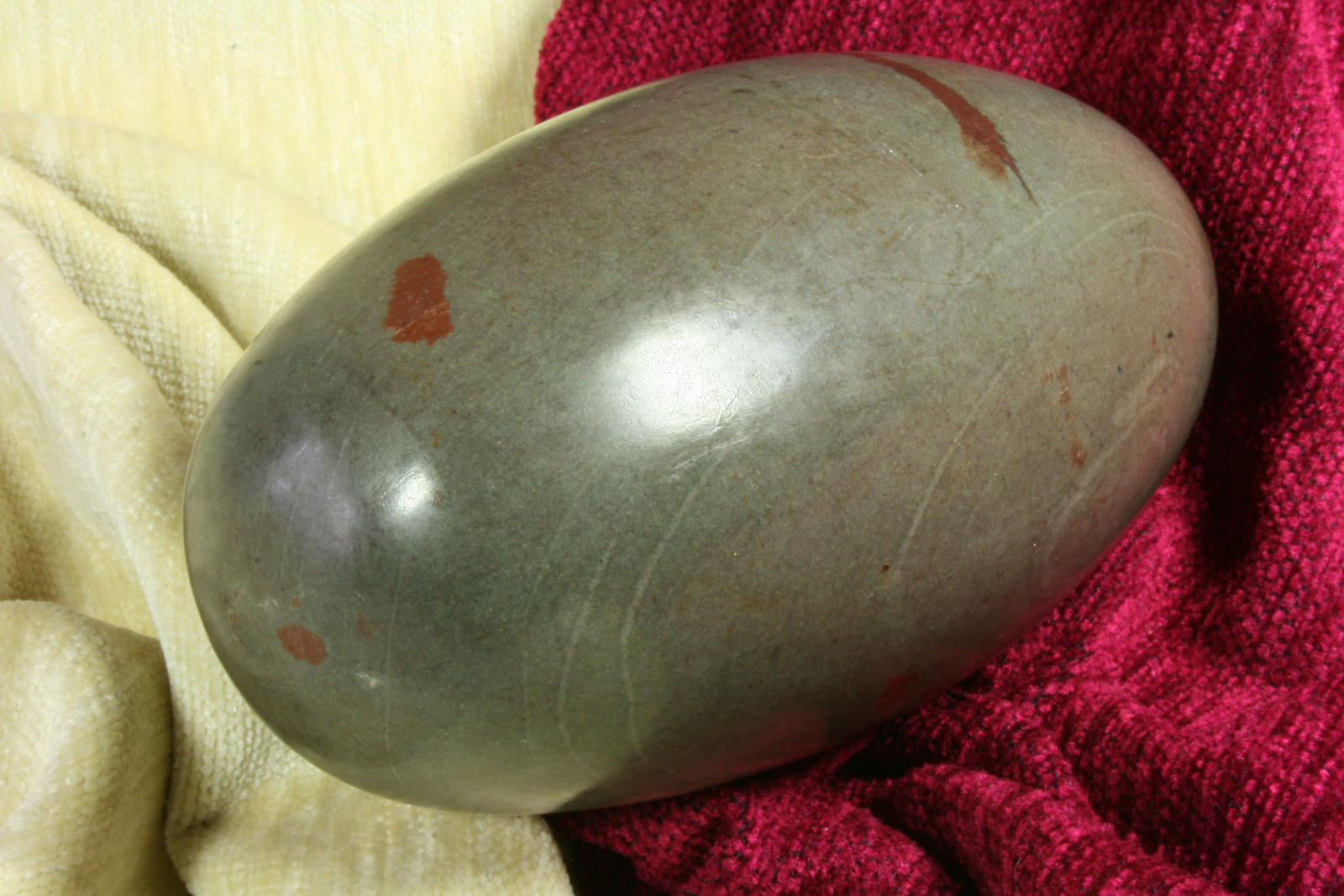 Piedra Grande Lingam Ovalada del Ganges. Himalaya.