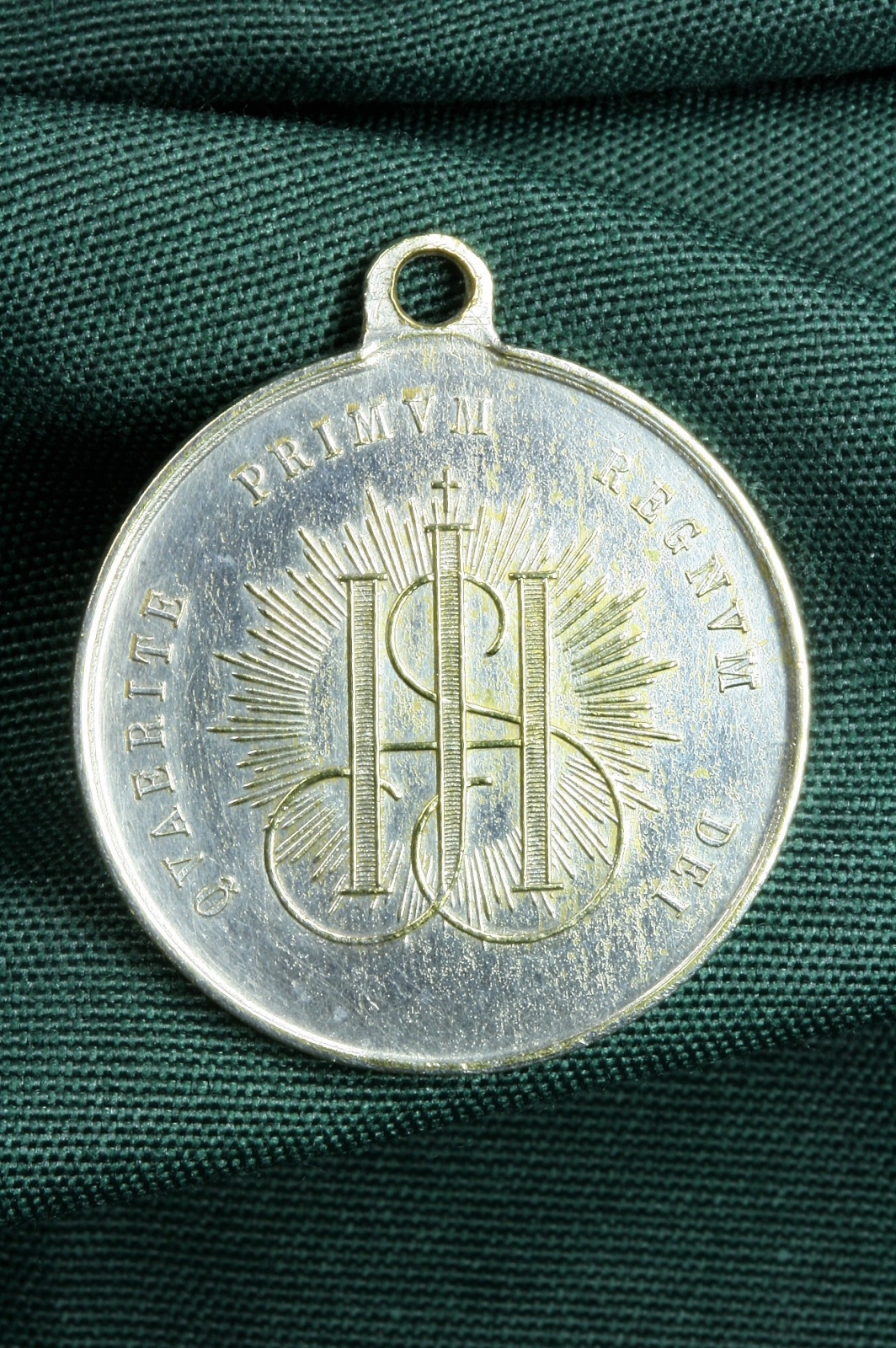 Antiguedades de medalla jhs quaerite primum regnum dei jesuitas plateada