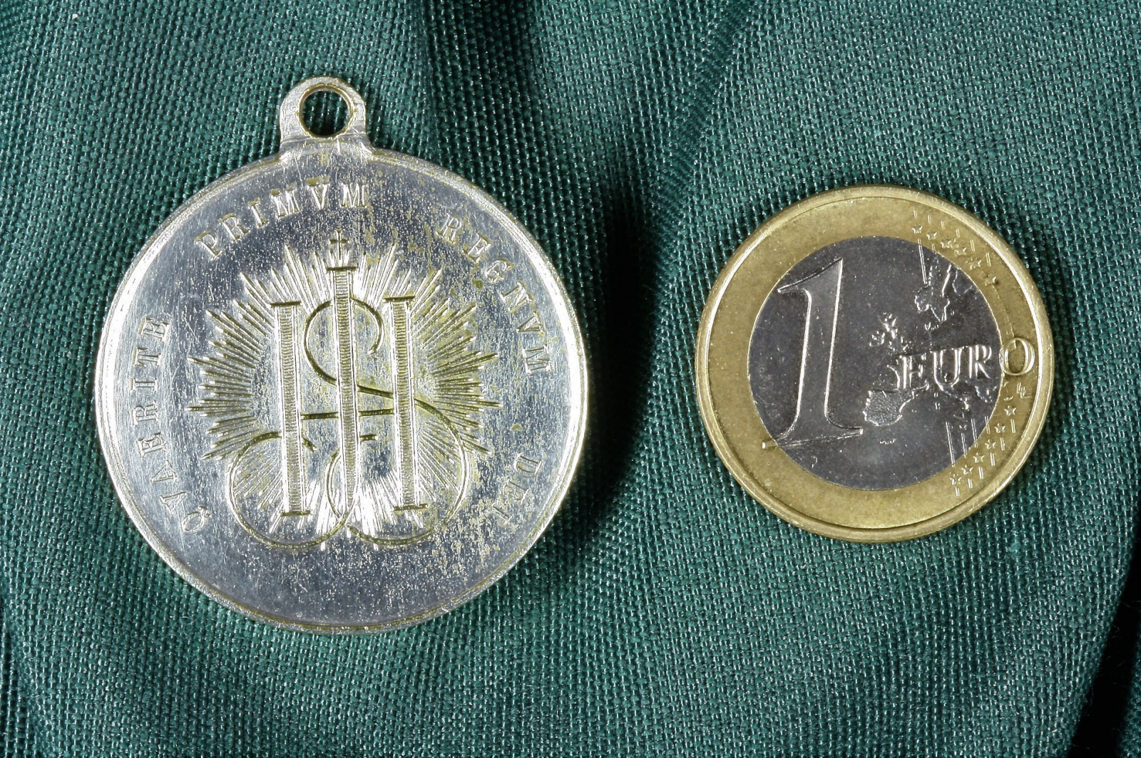 Medalla JHS. Quaerite Primum Regnum Dei. Jesuitas. Plateada (t)