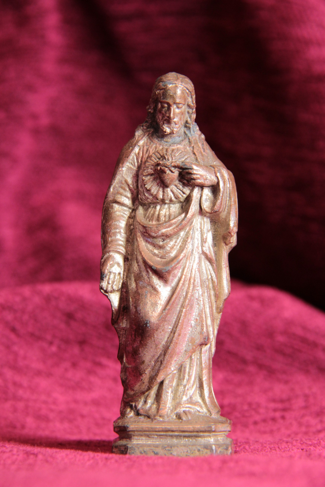 Antiques of small figure of the sacred heart calamine