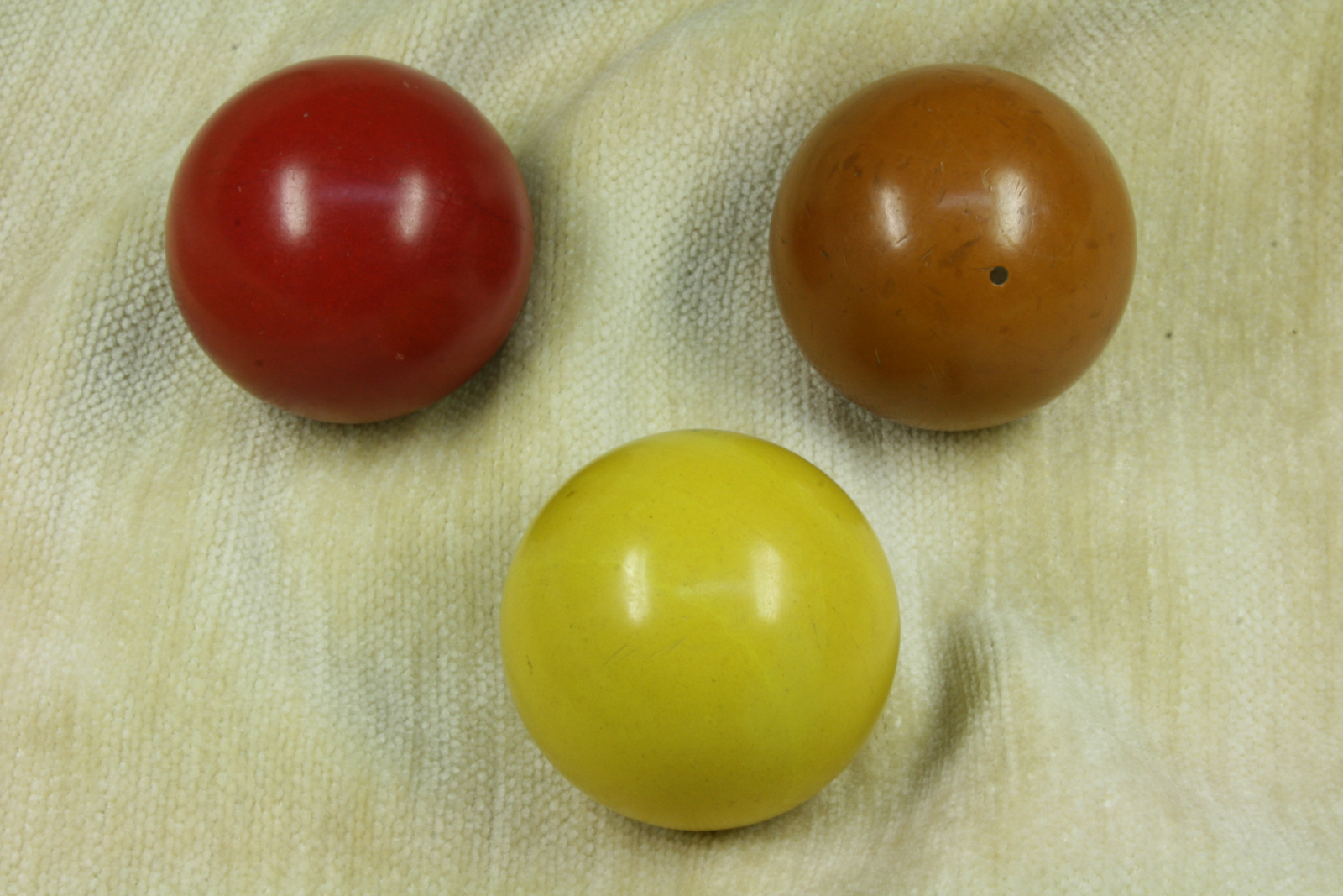 Antiguedades de trio de bolas de pasta billar tres bolas