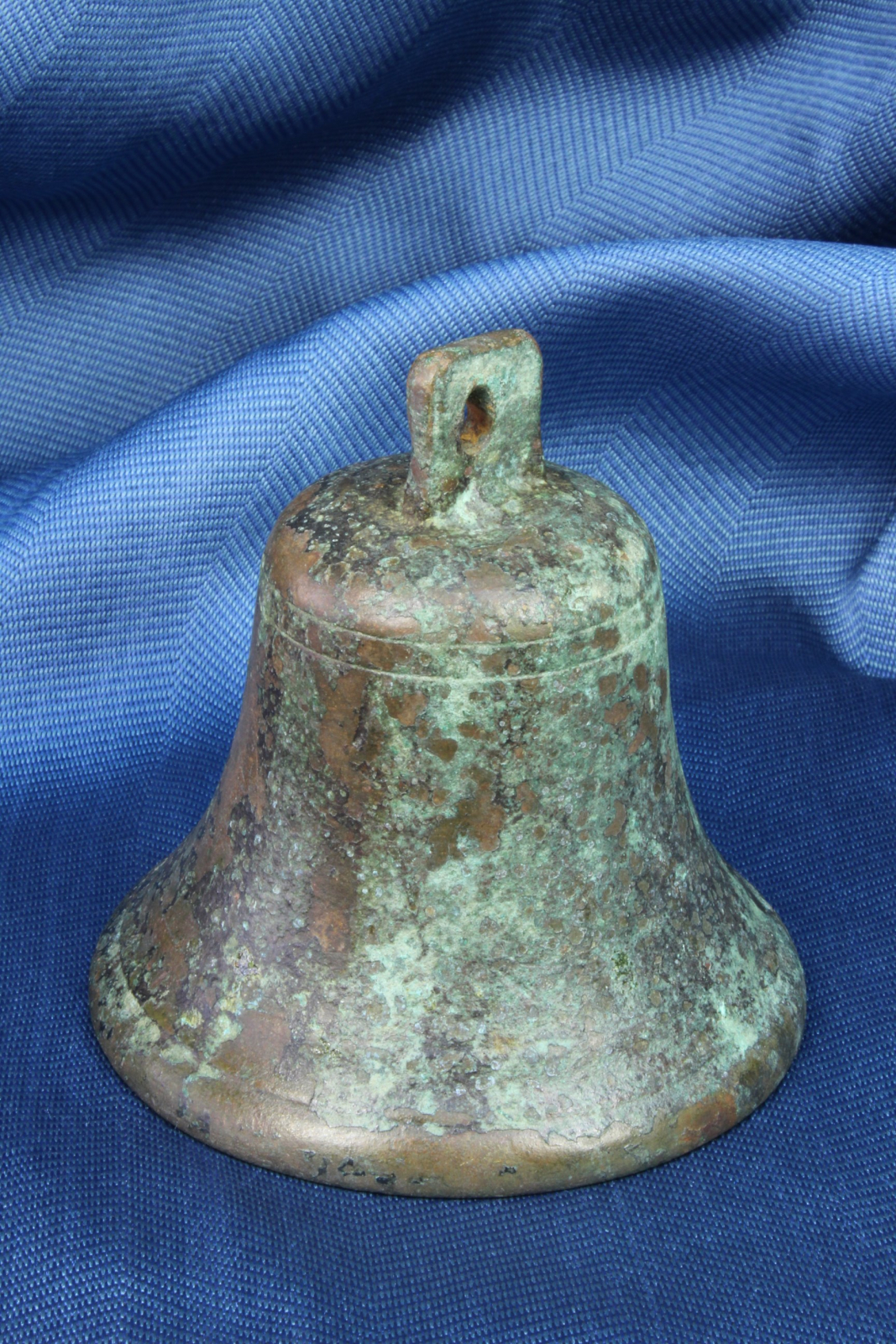 Antiguedades de campana de pequeño tamaño bronce