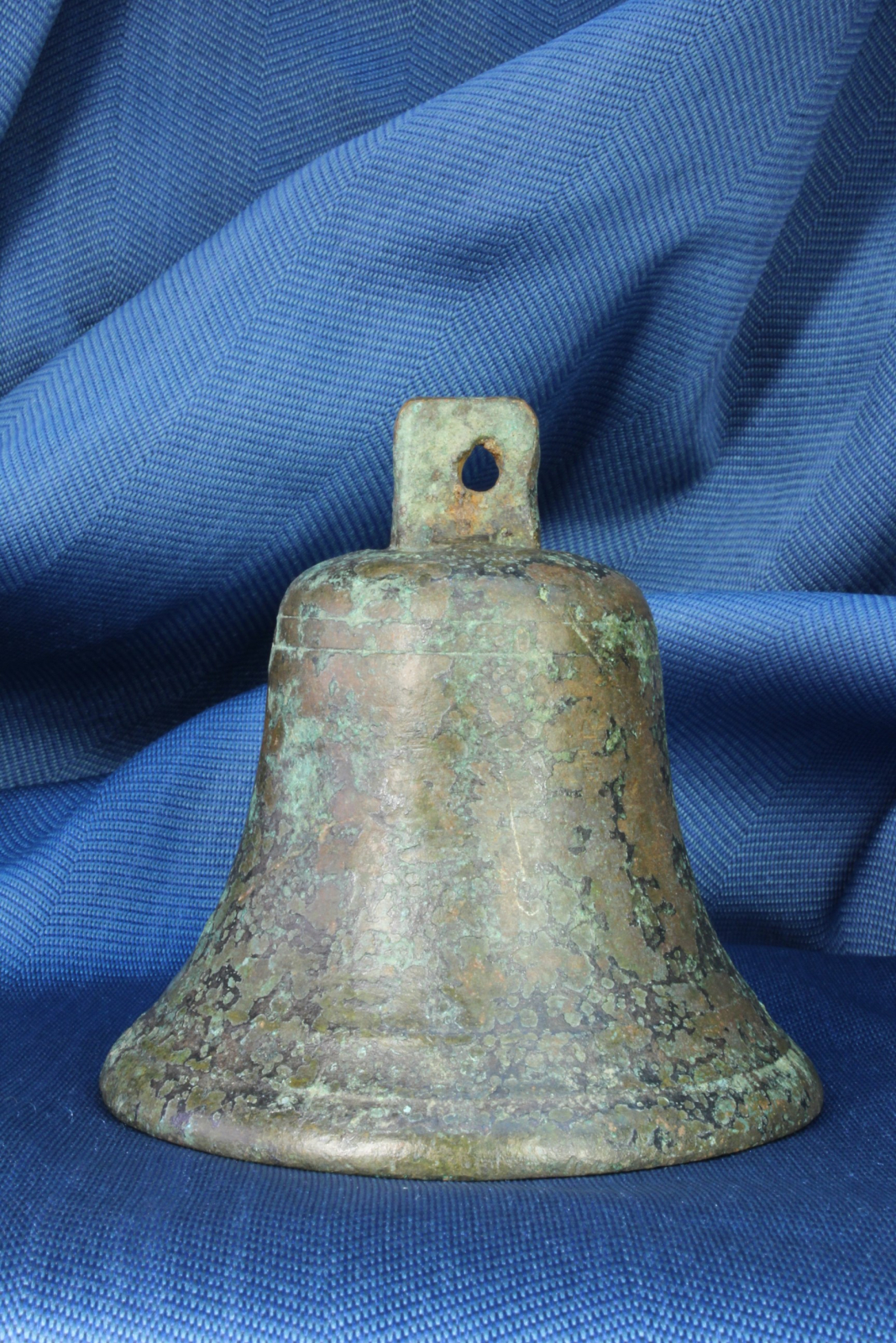 Campana de pequeño tamaño. Bronce. S.XIX