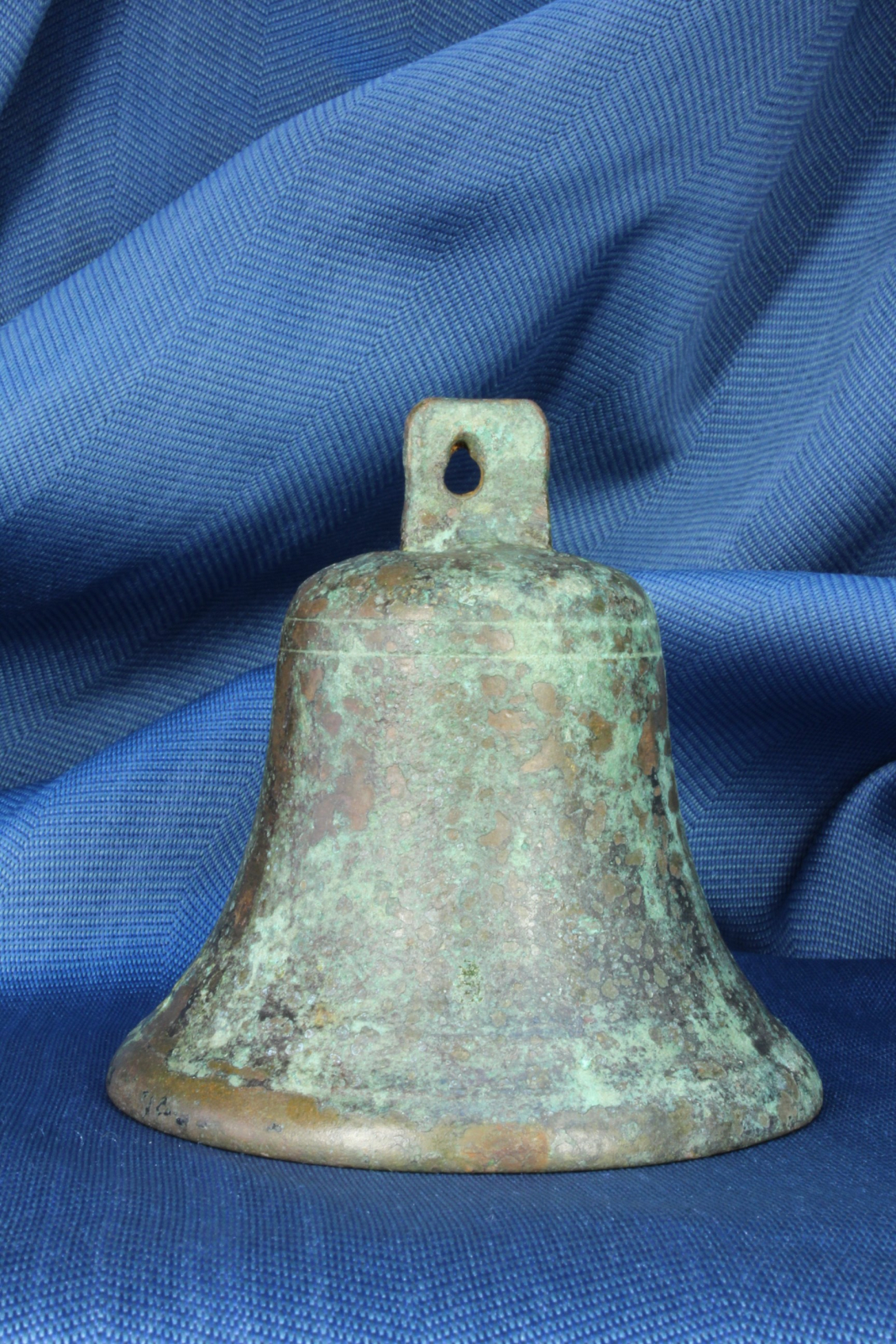 Campana de pequeño tamaño. Bronce. S.XIX