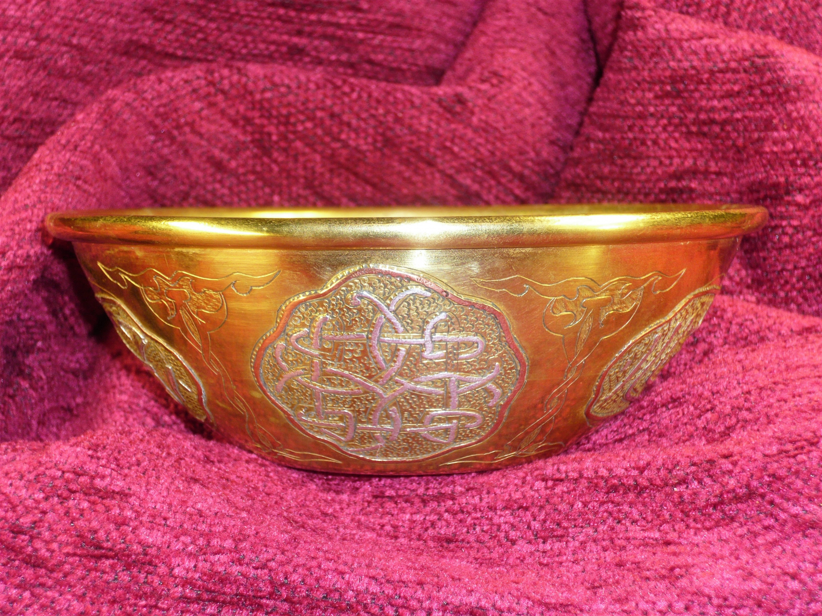 Antiques of arabic damascene bowl inlaid with silver and copper