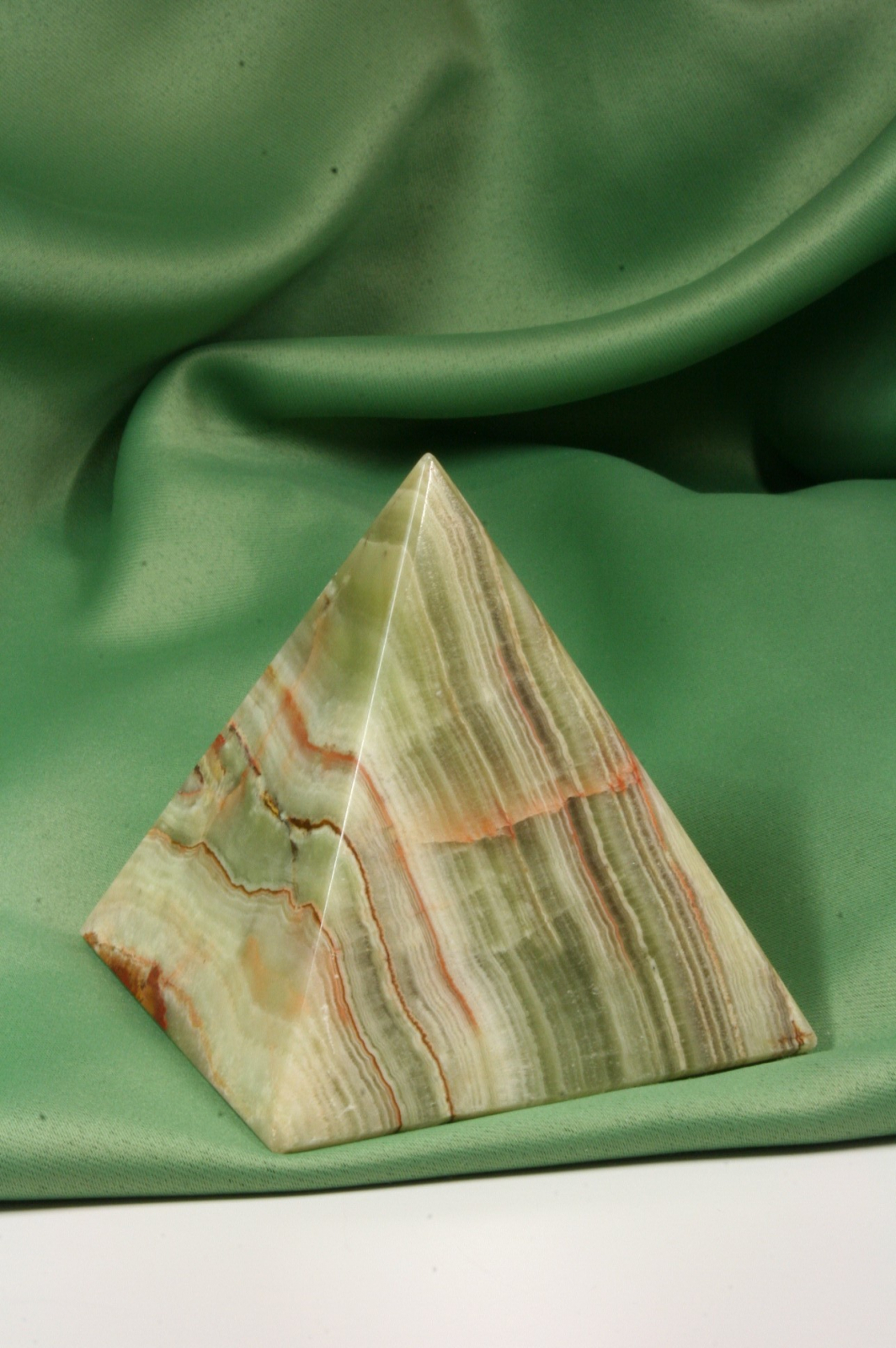 Antiques of natural agate pyramid actual