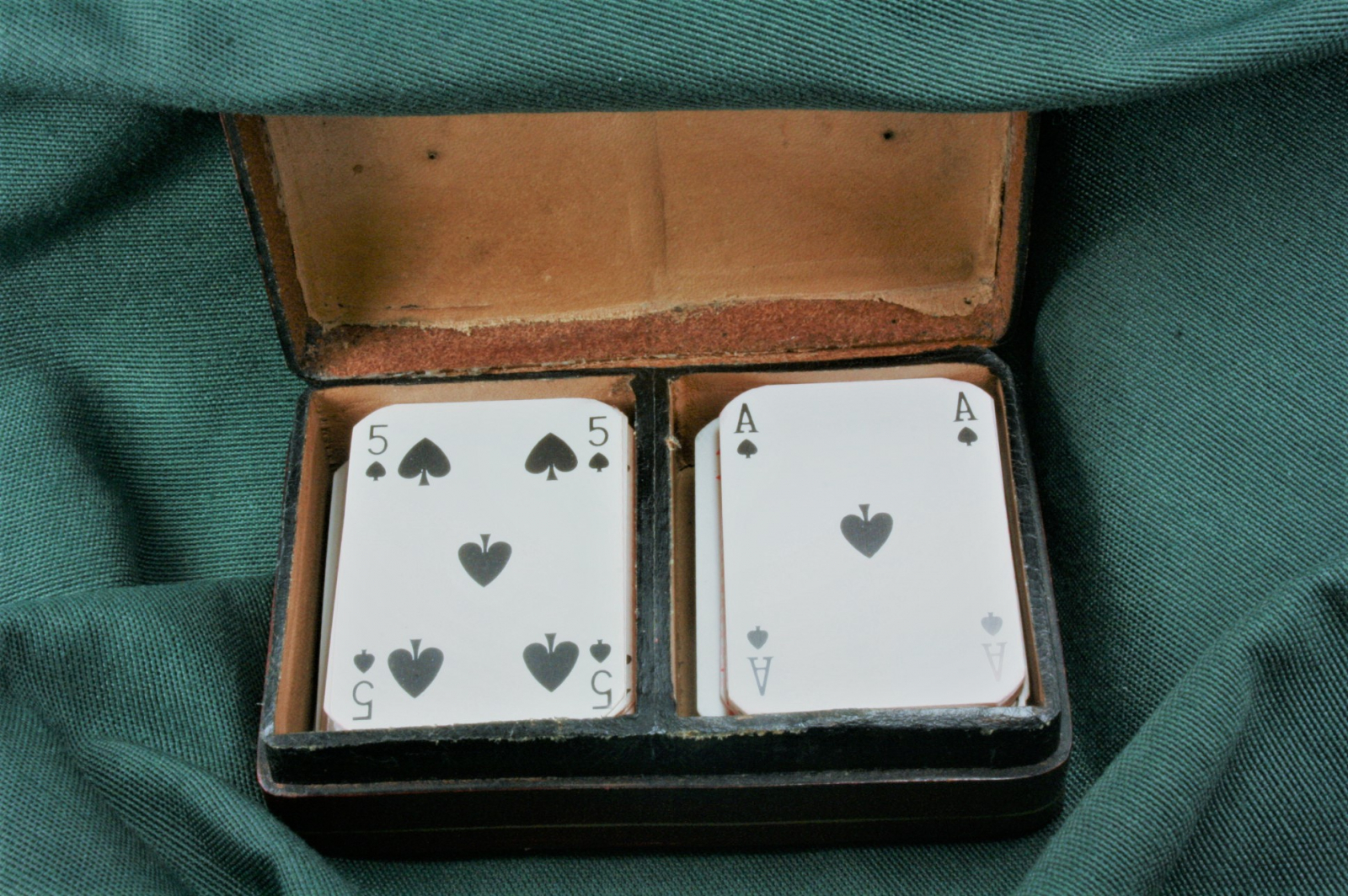 Baraja de cartas inglesas con caja de cuero. Miniatura