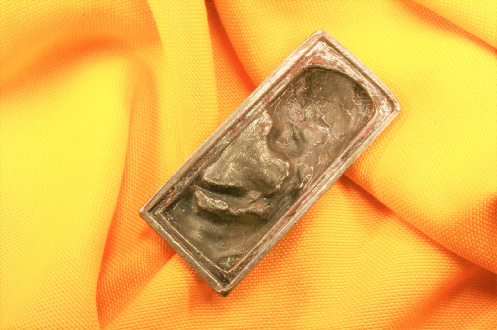 Placa Virgen de estaño. Rectangular. S. XX.