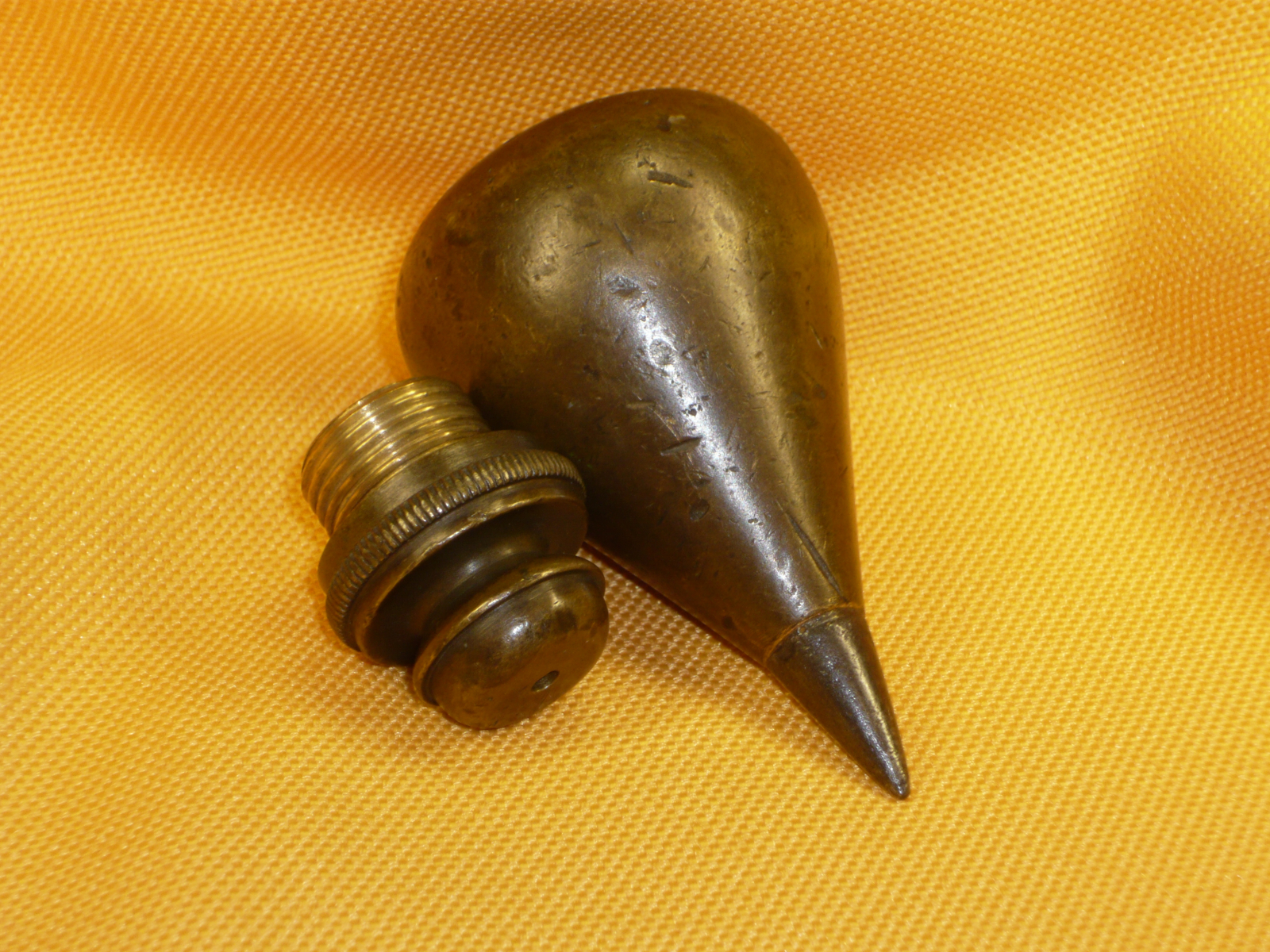 Plomada instrumental cono. Bronce y hierro.