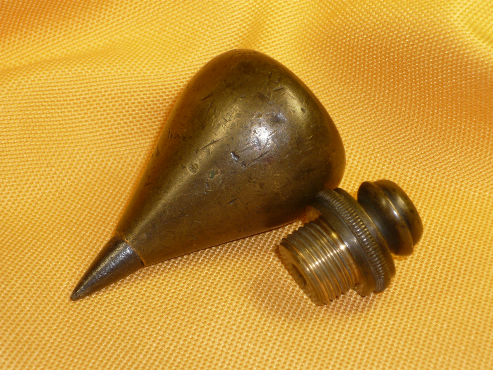 Plomada instrumental cono. Bronce y hierro.