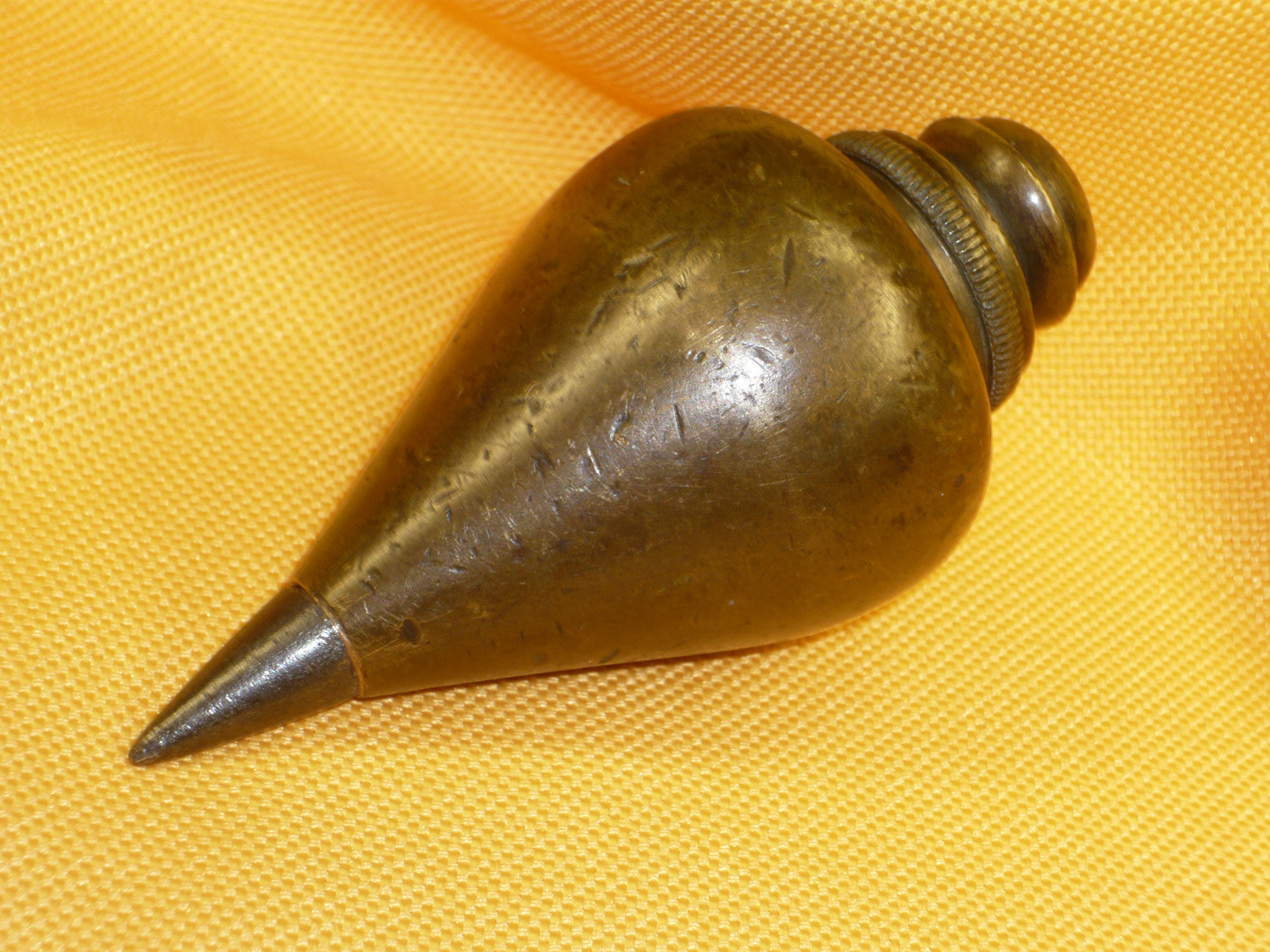 Plomada instrumental cono. Bronce y hierro.