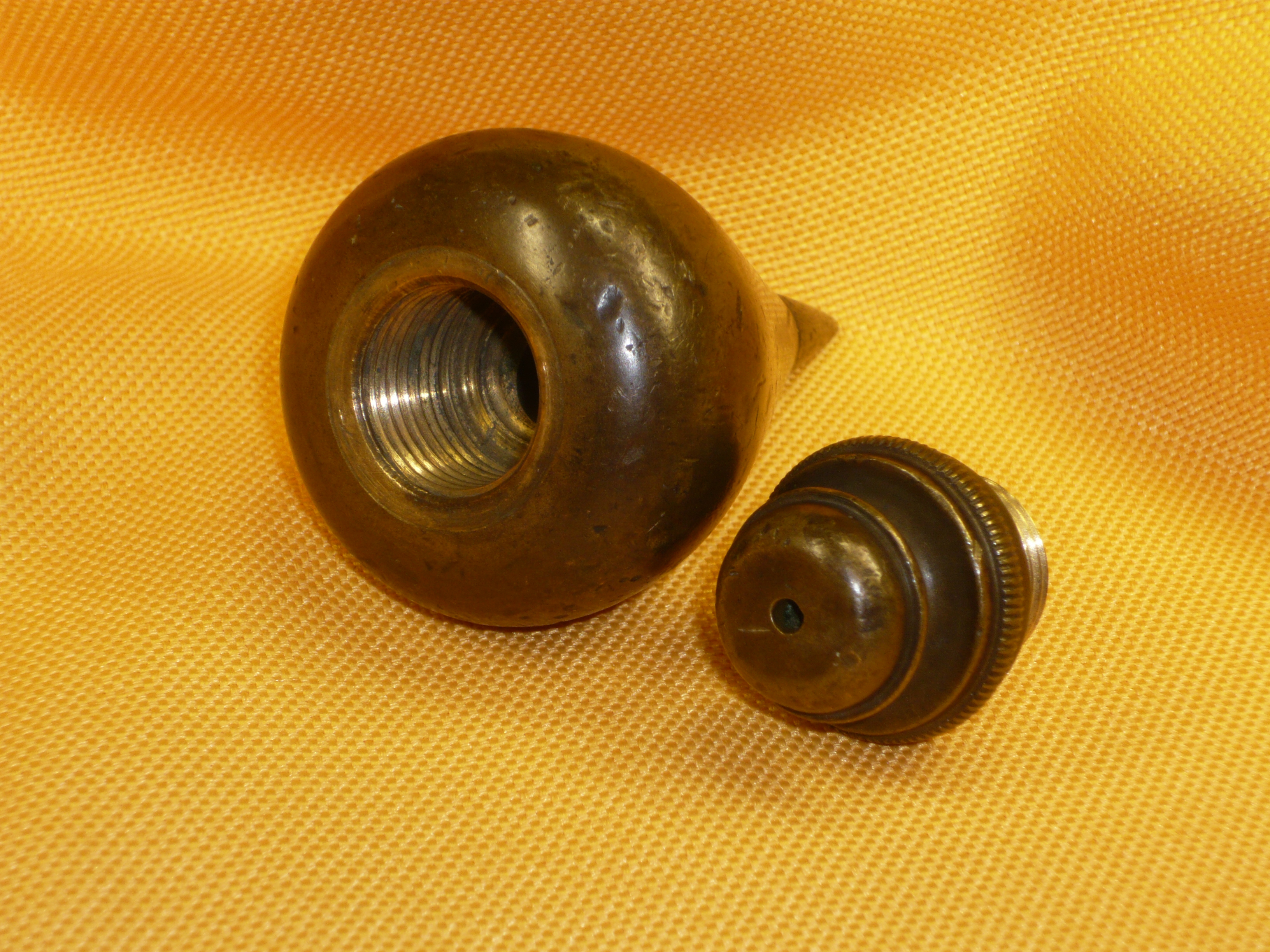 Plomada instrumental cono. Bronce y hierro.