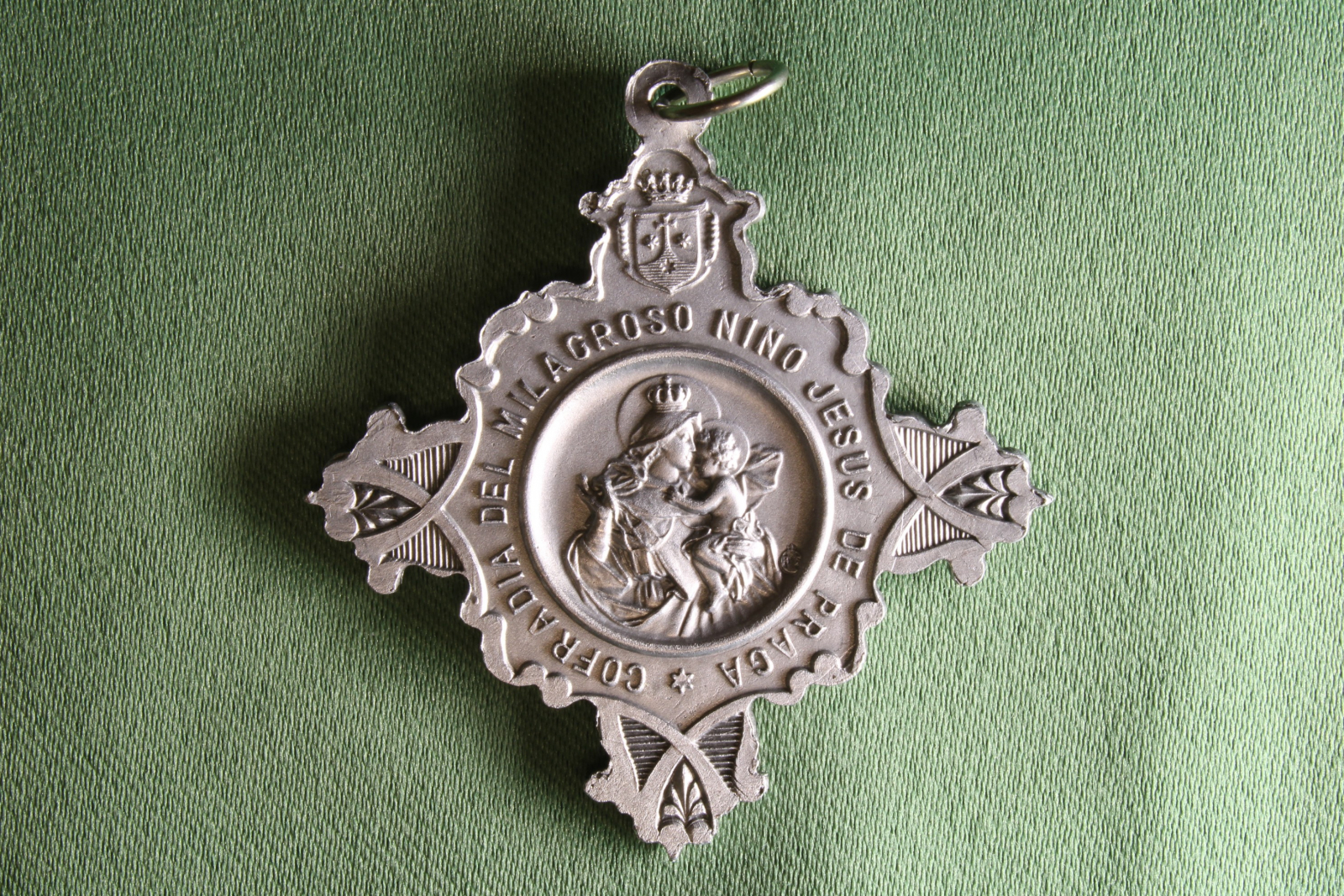 Medalla del Niño Jesús de Praga. Aluminio.