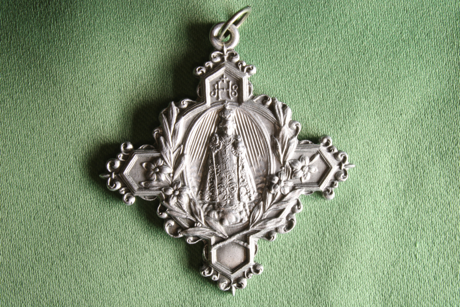 Antiques of medal of the infant jesus of prague aluminium