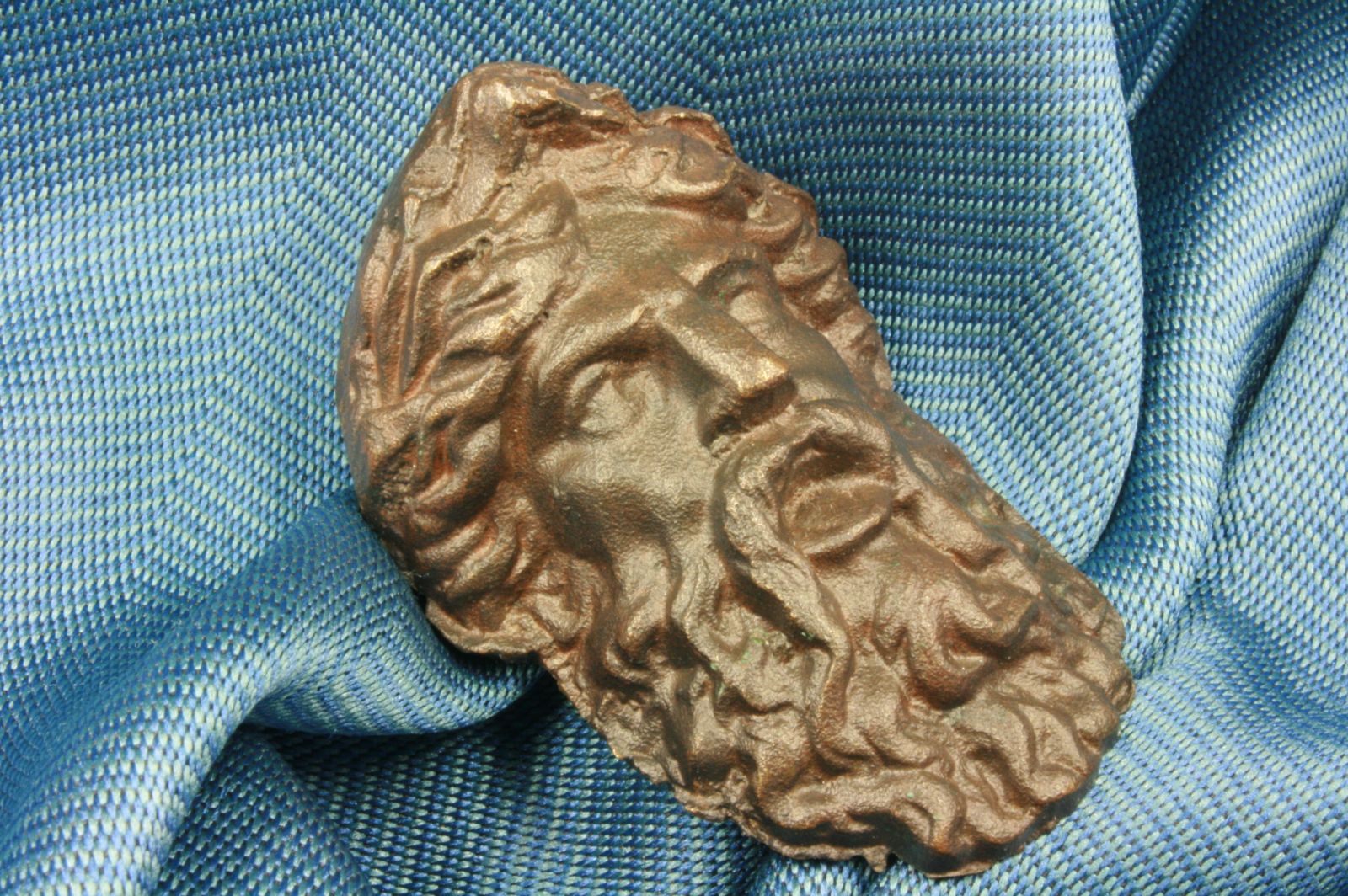 Máscara o careta de Zeus. Bronce