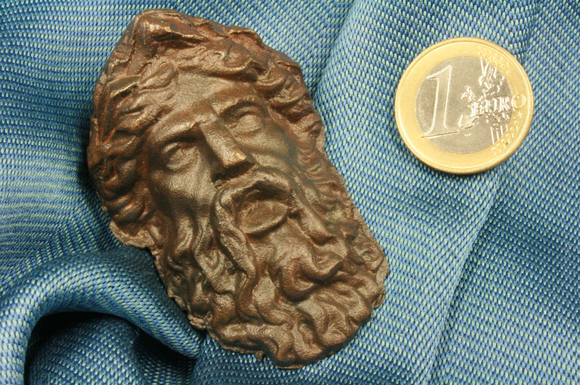 Máscara o careta de Zeus. Bronce